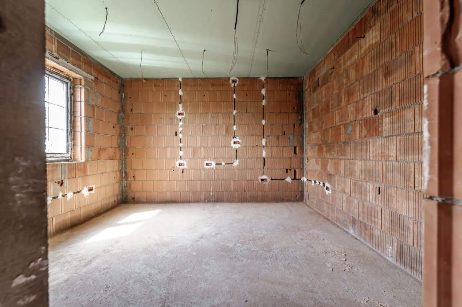 Casă nouă, parțial finalizată – Str. Constituției, Aradul Nou