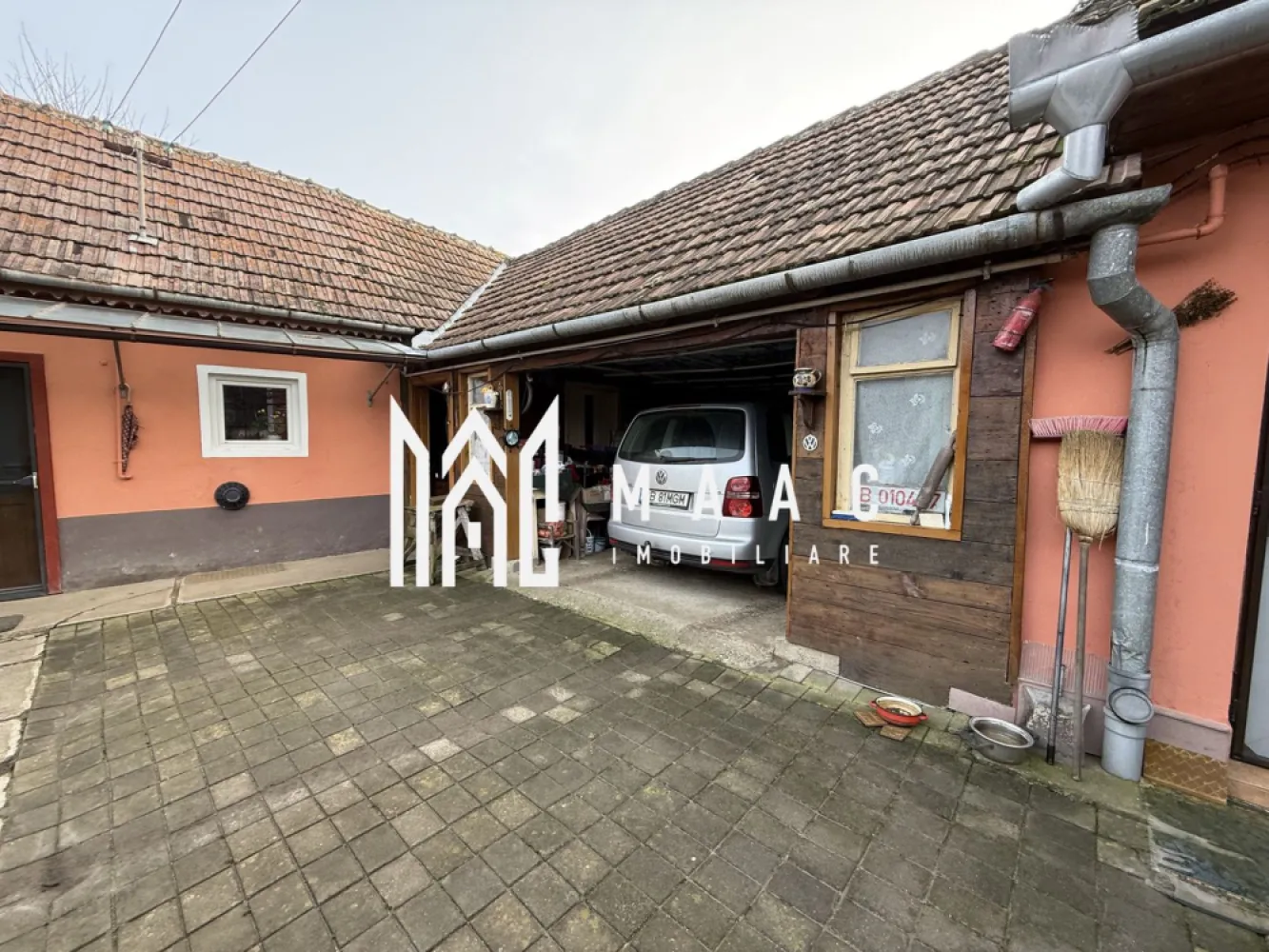 Casa individuala | 3502 MP | Utilitati | Miercurea Sibiului - MAAC Imobiliare vă prezintă o casă individuală situată în Miercurea Sibiului, ideală pentru cei care își doresc spațiu, liniște și multiple posibilități de utilizare. Caracteristici: Casa este amplasată pe un teren generos de 3.502 mp Suprafață utilă : 155 mp Amprentă la sol: 217 mp An construcție: 1966 Proprietatea dispune de garaj pentru autoturism Toate utilitățile sunt trase: gaz, curent, apă Încălzirea se realizează prin centrală termică proprie cu calorifere pe gaz Ambele construcții sunt intabulate în cartea funciară. Structura proprietății Pe teren se află două unități locative, ideale pentru familie extinsă, chirie sau spațiu pentru oaspeți. Casa principală este compusă din: Trei camere, hol de intrare, baie, cămară, pivniță de aproximativ 20 mp, ideală pentru depozitare. A doua casă este compusa din: o cameră, bucătărie si baie. Avantaje ale proprietății: Teren vast, potrivit pentru grădină, livadă sau proiecte viitoare Două unități locative, ambele în CF Potrivită atât pentru rezidență, cât și pentru investiție. Pentru mai multe detalii precizati telefonic ca ati vazut anuntul cu ID: CP2840250 }}