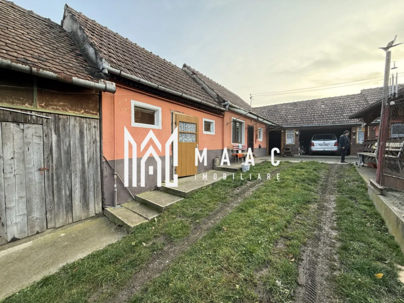 Casa individuala | 3502 MP | Utilitati | Miercurea Sibiului - MAAC Imobiliare vă prezintă o casă individuală situată în Miercurea Sibiului, ideală pentru cei care își doresc spațiu, liniște și multiple posibilități de utilizare. Caracteristici: Casa este amplasată pe un teren generos de 3.502 mp Suprafață utilă : 155 mp Amprentă la sol: 217 mp An construcție: 1966 Proprietatea dispune de garaj pentru autoturism Toate utilitățile sunt trase: gaz, curent, apă Încălzirea se realizează prin centrală termică proprie cu calorifere pe gaz Ambele construcții sunt intabulate în cartea funciară. Structura proprietății Pe teren se află două unități locative, ideale pentru familie extinsă, chirie sau spațiu pentru oaspeți. Casa principală este compusă din: Trei camere, hol de intrare, baie, cămară, pivniță de aproximativ 20 mp, ideală pentru depozitare. A doua casă este compusa din: o cameră, bucătărie si baie. Avantaje ale proprietății: Teren vast, potrivit pentru grădină, livadă sau proiecte viitoare Două unități locative, ambele în CF Potrivită atât pentru rezidență, cât și pentru investiție. Pentru mai multe detalii precizati telefonic ca ati vazut anuntul cu ID: CP2840250 }}