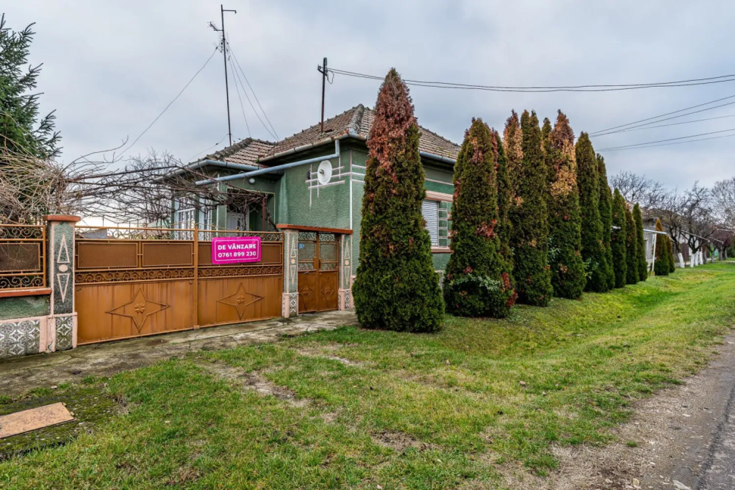 Casă + livadă tânără + curte 2.500 mp în Dorobanți - Dorobanți e genul de loc pe care îl alegi când vrei liniște, spațiu și acel stil de viață „așezat”, în care ziua începe cu aer curat și se termină cu un ceai în curte. Iar proprietatea asta îți dă exact libertatea pe care o cauți: 2.500 mp de teren, organizat, cu livadă tânără și anexe care chiar îți sunt utile. Interior (practic și luminos): 2 camere mari la stradă + o cameră suplimentară; hol luminos; baie cu cadă; toaletă separată cu geam; cămară, pivniță, acces în pod; încălzire pe lemne; apă la rețea; proiect aprobat pentru fosă nouă (fără costuri pentru viitorul proprietar). Exterior (aici începe povestea frumoasă): acces auto; curte cu vie și flori; filigorie (locul perfect pentru seri lungi); bucătărie de vară; cameră de lemne; garaj metalic + anexe utile; jumătate din teren: livadă tânără – pentru producție reală, nu doar decor. Mai ai și un avantaj rar: 2 fronturi stradale, deci poți gândi extindere, compartimentare sau acces separat fără bătăi de cap. Imaginează-ți cum ar fi să ai loc pentru grădină, hobby-uri, poate câteva animale… sau pur și simplu liniște, cu tot ce îți trebuie în curtea ta. 📞 Pentru detalii și programarea unei vizionări sună‑mă acum, sunt Mihai Molnar și am numărul de telefon: 0761 899 230 💳 Nu dispui de toată suma? Te ajutăm gratuit cu finanțarea: îți obținem oferte de la 16 bănci, astfel încât să alegi varianta cea mai avantajoasă. 🏠 Ai o proprietate de vânzare în Arad și vrei să știi cât valorează cu adevărat? Sună‑mă pentru o evaluare gratuită, fără obligații. 🏢 ACASĂ | Agenție imobiliară Arad Bulevardul Decebal 2, Arad 310133