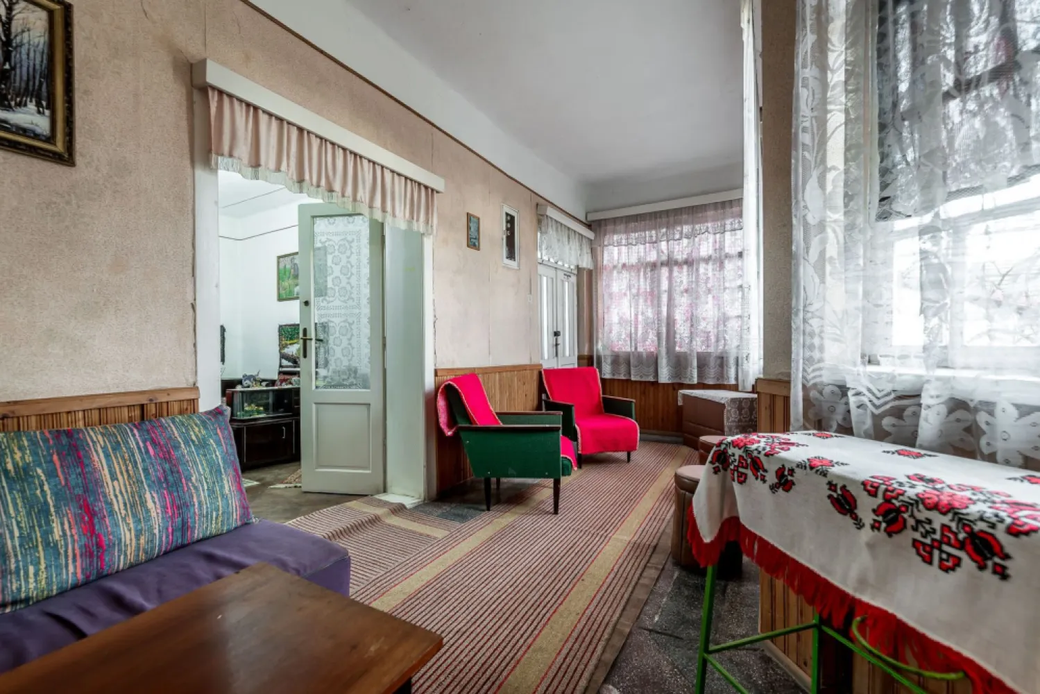 Casă + livadă tânără + curte 2.500 mp în Dorobanți - Dorobanți e genul de loc pe care îl alegi când vrei liniște, spațiu și acel stil de viață „așezat”, în care ziua începe cu aer curat și se termină cu un ceai în curte. Iar proprietatea asta îți dă exact libertatea pe care o cauți: 2.500 mp de teren, organizat, cu livadă tânără și anexe care chiar îți sunt utile. Interior (practic și luminos): 2 camere mari la stradă + o cameră suplimentară; hol luminos; baie cu cadă; toaletă separată cu geam; cămară, pivniță, acces în pod; încălzire pe lemne; apă la rețea; proiect aprobat pentru fosă nouă (fără costuri pentru viitorul proprietar). Exterior (aici începe povestea frumoasă): acces auto; curte cu vie și flori; filigorie (locul perfect pentru seri lungi); bucătărie de vară; cameră de lemne; garaj metalic + anexe utile; jumătate din teren: livadă tânără – pentru producție reală, nu doar decor. Mai ai și un avantaj rar: 2 fronturi stradale, deci poți gândi extindere, compartimentare sau acces separat fără bătăi de cap. Imaginează-ți cum ar fi să ai loc pentru grădină, hobby-uri, poate câteva animale… sau pur și simplu liniște, cu tot ce îți trebuie în curtea ta. 📞 Pentru detalii și programarea unei vizionări sună‑mă acum, sunt Mihai Molnar și am numărul de telefon: 0761 899 230 💳 Nu dispui de toată suma? Te ajutăm gratuit cu finanțarea: îți obținem oferte de la 16 bănci, astfel încât să alegi varianta cea mai avantajoasă. 🏠 Ai o proprietate de vânzare în Arad și vrei să știi cât valorează cu adevărat? Sună‑mă pentru o evaluare gratuită, fără obligații. 🏢 ACASĂ | Agenție imobiliară Arad Bulevardul Decebal 2, Arad 310133 }}