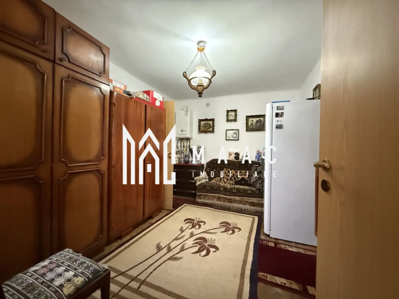 Casa individuala | 3502 MP | Utilitati | Miercurea Sibiului - MAAC Imobiliare vă prezintă o casă individuală situată în Miercurea Sibiului, ideală pentru cei care își doresc spațiu, liniște și multiple posibilități de utilizare. Caracteristici: Casa este amplasată pe un teren generos de 3.502 mp Suprafață utilă : 155 mp Amprentă la sol: 217 mp An construcție: 1966 Proprietatea dispune de garaj pentru autoturism Toate utilitățile sunt trase: gaz, curent, apă Încălzirea se realizează prin centrală termică proprie cu calorifere pe gaz Ambele construcții sunt intabulate în cartea funciară. Structura proprietății Pe teren se află două unități locative, ideale pentru familie extinsă, chirie sau spațiu pentru oaspeți. Casa principală este compusă din: Trei camere, hol de intrare, baie, cămară, pivniță de aproximativ 20 mp, ideală pentru depozitare. A doua casă este compusa din: o cameră, bucătărie si baie. Avantaje ale proprietății: Teren vast, potrivit pentru grădină, livadă sau proiecte viitoare Două unități locative, ambele în CF Potrivită atât pentru rezidență, cât și pentru investiție. Pentru mai multe detalii precizati telefonic ca ati vazut anuntul cu ID: CP2840250 }}