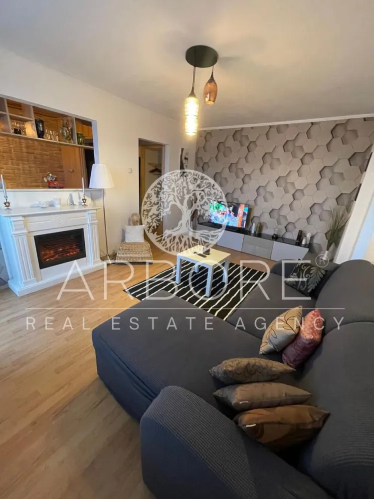 Apartament 2 Camere Șerban Vodă | AC, Șemineu, Balcon - Arbore Real Estate vă propune spre închiriere un apartament modern de 2 camere, situat pe Strada Șerban Vodă, într-o zonă sigură și excelent conectată la punctele de interes ale orașului. Apartamentul este complet mobilat și utilat, cu o compartimentare eficientă și finisaje îngrijite: • Living spațios cu șemineu decorativ și canapea confortabilă • Dormitor matrimonial cu pat dublu și spații generoase de depozitare • Bucătărie închisă, complet echipată • Baie modernă cu cabină de duș • Balcon închis pe toată lungimea apartamentului • Aer condiționat • Zonă liniștită și sigură Locuința este ideală pentru un cuplu sau o persoană care își dorește confort și acces rapid către centrul orașului. 📍 Facilități în proximitate: – Acces rapid către Piața Unirii – Parcul Tineretului – Mijloace de transport în comun – Supermarketuri, farmacii, restaurante – Școli și grădinițe Contract minim 12 luni Comision agentie 50% Pentru detalii suplimentare și programarea unei vizionări, vă stăm la dispoziție. Cu deosebită considerație, Arbore Real Estate