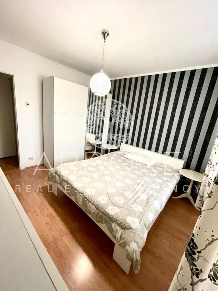 Apartament 2 Camere Șerban Vodă | AC, Șemineu, Balcon - Arbore Real Estate vă propune spre închiriere un apartament modern de 2 camere, situat pe Strada Șerban Vodă, într-o zonă sigură și excelent conectată la punctele de interes ale orașului. Apartamentul este complet mobilat și utilat, cu o compartimentare eficientă și finisaje îngrijite: • Living spațios cu șemineu decorativ și canapea confortabilă • Dormitor matrimonial cu pat dublu și spații generoase de depozitare • Bucătărie închisă, complet echipată • Baie modernă cu cabină de duș • Balcon închis pe toată lungimea apartamentului • Aer condiționat • Zonă liniștită și sigură Locuința este ideală pentru un cuplu sau o persoană care își dorește confort și acces rapid către centrul orașului. 📍 Facilități în proximitate: – Acces rapid către Piața Unirii – Parcul Tineretului – Mijloace de transport în comun – Supermarketuri, farmacii, restaurante – Școli și grădinițe Contract minim 12 luni Comision agentie 50% Pentru detalii suplimentare și programarea unei vizionări, vă stăm la dispoziție. Cu deosebită considerație, Arbore Real Estate }}