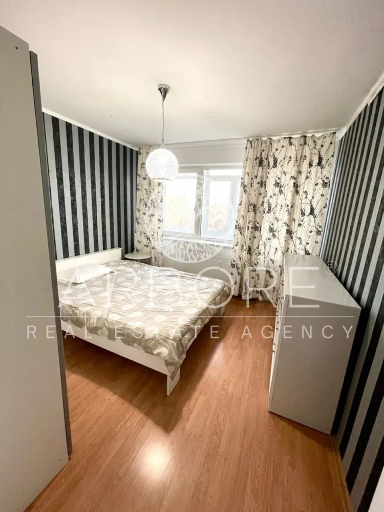 Apartament 2 Camere Șerban Vodă | AC, Șemineu, Balcon - Arbore Real Estate vă propune spre închiriere un apartament modern de 2 camere, situat pe Strada Șerban Vodă, într-o zonă sigură și excelent conectată la punctele de interes ale orașului. Apartamentul este complet mobilat și utilat, cu o compartimentare eficientă și finisaje îngrijite: • Living spațios cu șemineu decorativ și canapea confortabilă • Dormitor matrimonial cu pat dublu și spații generoase de depozitare • Bucătărie închisă, complet echipată • Baie modernă cu cabină de duș • Balcon închis pe toată lungimea apartamentului • Aer condiționat • Zonă liniștită și sigură Locuința este ideală pentru un cuplu sau o persoană care își dorește confort și acces rapid către centrul orașului. 📍 Facilități în proximitate: – Acces rapid către Piața Unirii – Parcul Tineretului – Mijloace de transport în comun – Supermarketuri, farmacii, restaurante – Școli și grădinițe Contract minim 12 luni Comision agentie 50% Pentru detalii suplimentare și programarea unei vizionări, vă stăm la dispoziție. Cu deosebită considerație, Arbore Real Estate }}