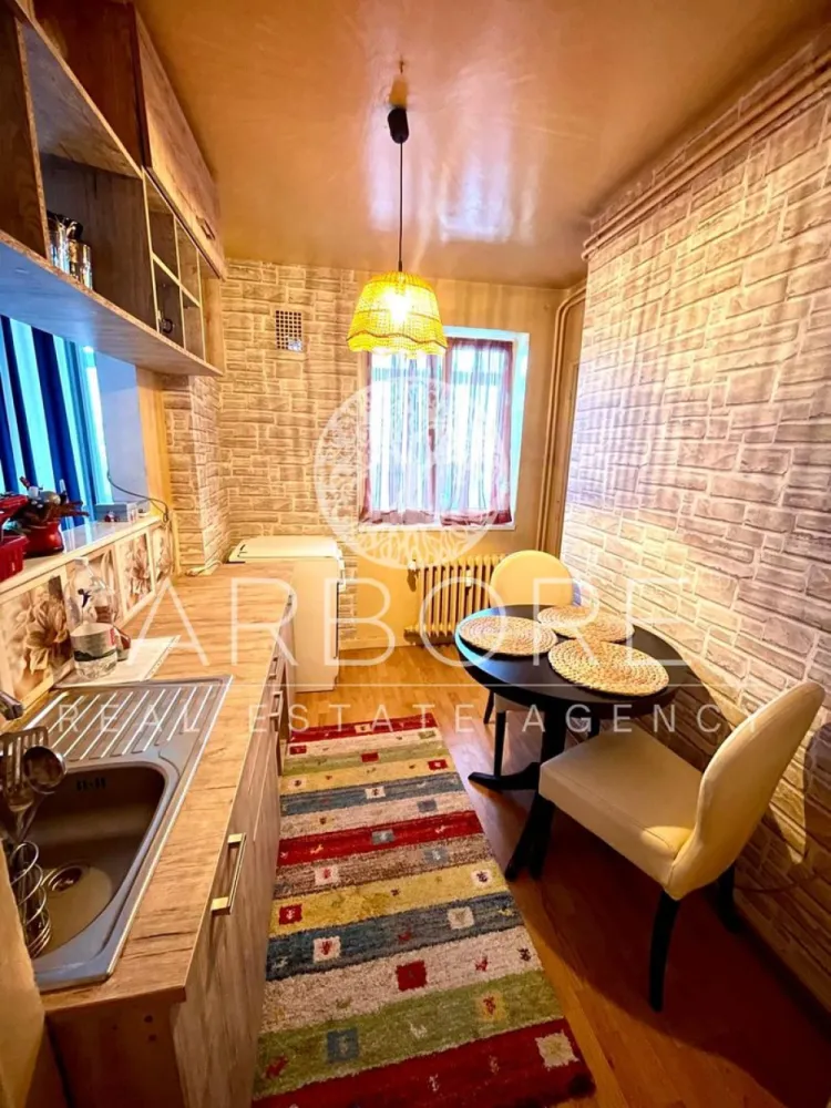 Apartament 2 Camere Șerban Vodă | AC, Șemineu, Balcon - Arbore Real Estate vă propune spre închiriere un apartament modern de 2 camere, situat pe Strada Șerban Vodă, într-o zonă sigură și excelent conectată la punctele de interes ale orașului. Apartamentul este complet mobilat și utilat, cu o compartimentare eficientă și finisaje îngrijite: • Living spațios cu șemineu decorativ și canapea confortabilă • Dormitor matrimonial cu pat dublu și spații generoase de depozitare • Bucătărie închisă, complet echipată • Baie modernă cu cabină de duș • Balcon închis pe toată lungimea apartamentului • Aer condiționat • Zonă liniștită și sigură Locuința este ideală pentru un cuplu sau o persoană care își dorește confort și acces rapid către centrul orașului. 📍 Facilități în proximitate: – Acces rapid către Piața Unirii – Parcul Tineretului – Mijloace de transport în comun – Supermarketuri, farmacii, restaurante – Școli și grădinițe Contract minim 12 luni Comision agentie 50% Pentru detalii suplimentare și programarea unei vizionări, vă stăm la dispoziție. Cu deosebită considerație, Arbore Real Estate }}