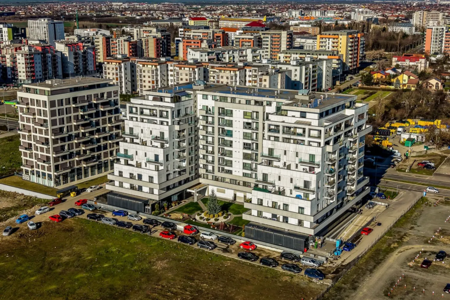 Apartament nou 2 camere Campeador City - Timișoara - Descoperă un apartament luminos și modern, situat la etajul 8 al ansamblului rezidențial Campeador-City Timișoara , un proiect de referință în zona de nord a Timișoarei. Locuința are o suprafață utilă de 53 m², compartimentată eficient și finisată cu materiale premium. Complet mobilat și utilat la cheie, cu mobilier modern și electrocasnice de top – gata de mutare imediată, fără alte investiții. Detalii apartament: 2 camere spațioase și bine organizate 1 baie complet echipată Boxă de depozitare Aer condiționat Loc de parcare propriu subteran – siguranță și funcționalitate. Finisaje premium, design modern și atenție la detalii, Apartament ideal pentru locuire sau investiție, într-o zonă cu cerere ridicată și acces facil la oraș. 📞 Contact: Lucian Marc – 0746 093 329, Consultant Imobiliar 💳 Ai nevoie de credit? Îți pot obține gratuit oferte avantajoase de la 16 bănci. }}