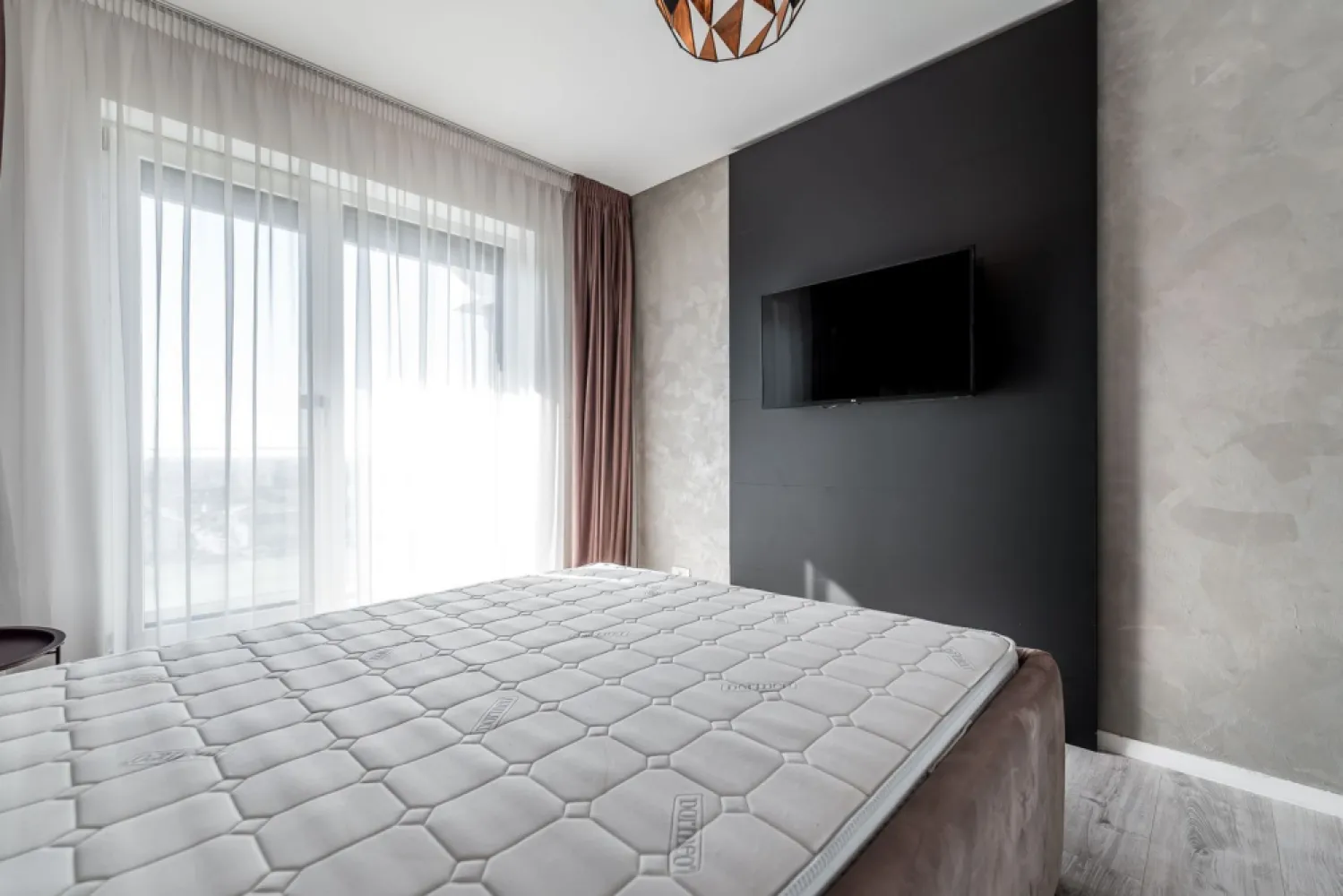 Apartament nou 2 camere Campeador City - Timișoara - Descoperă un apartament luminos și modern, situat la etajul 8 al ansamblului rezidențial Campeador-City Timișoara , un proiect de referință în zona de nord a Timișoarei. Locuința are o suprafață utilă de 53 m², compartimentată eficient și finisată cu materiale premium. Complet mobilat și utilat la cheie, cu mobilier modern și electrocasnice de top – gata de mutare imediată, fără alte investiții. Detalii apartament: 2 camere spațioase și bine organizate 1 baie complet echipată Boxă de depozitare Aer condiționat Loc de parcare propriu subteran – siguranță și funcționalitate. Finisaje premium, design modern și atenție la detalii, Apartament ideal pentru locuire sau investiție, într-o zonă cu cerere ridicată și acces facil la oraș. 📞 Contact: Lucian Marc – 0746 093 329, Consultant Imobiliar 💳 Ai nevoie de credit? Îți pot obține gratuit oferte avantajoase de la 16 bănci. }}