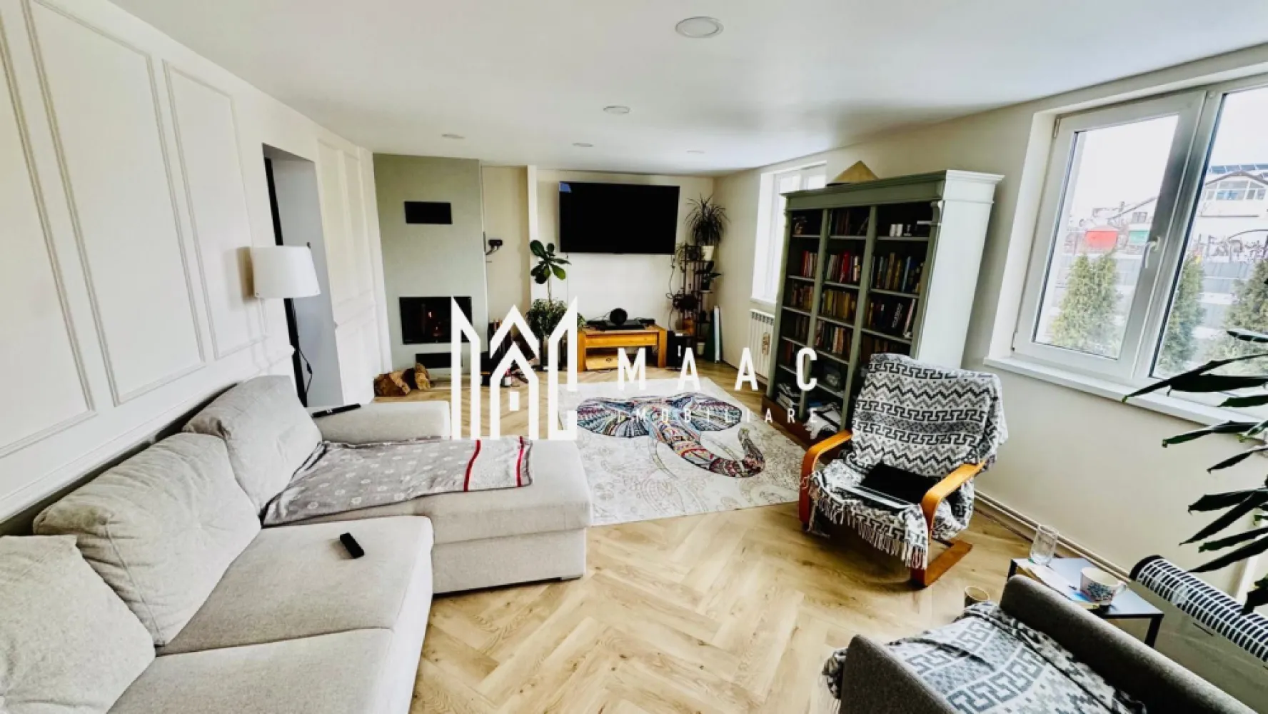 Casa 5 camere | 400MP de teren | 132MPU | Veterani - MAAC Imobiliare vă propune spre vânzare o casă individuală situată în zona Veterani din Sibiu, o zonă nouă și apreciată, aflată în plină modernizare, cu străzi asfaltate, trotuare și acces facil către oraș. Proprietatea este potrivită pentru cei care își doresc spațiu, liniște și o locuință pe care o pot personaliza după propriul stil. Detalii proprietate Regim de înălțime: Parter + Etaj + Pod Suprafață utilă: 132 mp Suprafață construită: 158 mp Suprafață teren: 400 mp Curte liberă: aprox. 320 mp Compartimentare: 5 camere, 3 băi Compartimentare Parter (aprox. 67 mp – complet finisat și locuibil): Living spațios Bucătărie separată Dormitor Baie cu geam pentru aerisire naturală Etaj (aprox. 64,95 mp – la roșu): Compartimentat cu tâmplărie montată Pregătit pentru finisare și personalizare după preferințele viitorului proprietar Curte și exterior Curtea este amenajată și oferă un cadru plăcut pentru relaxare: Aleii pavate Zonă verde cu gazon și plante ornamentale (tuia, flori, smochin) Filigorie pentru relaxare Spațiu depozitare lemne Padoc pentru câine Construcție și dotări Structură solidă din beton și zidărie BCA de 30 cm Izolație exterioară de 10 cm Acoperiș Bramac Încălzire prin termo-șemineu cu distribuție pe calorifere Gazul este la aproximativ 5 m de proprietate Se vinde parțial mobilată și utilată: mobilă de bucătărie electrocasnice încastrate mobilier living dormitor baie complet echipată Avantaje Casă individuală într-o zonă nouă și liniștită Posibilitatea de personalizare a etajului fără costuri de demolare Curte generoasă, greu de găsit în cartierele noi Acces rapid către oraș Potrivită pentru familie care dorește spațiu și intimitate Se acceptă credit bancar. Pentru mai multe detalii și programarea unei vizionări, vă rugăm să ne contactați menționând ID: CP2852410 }}