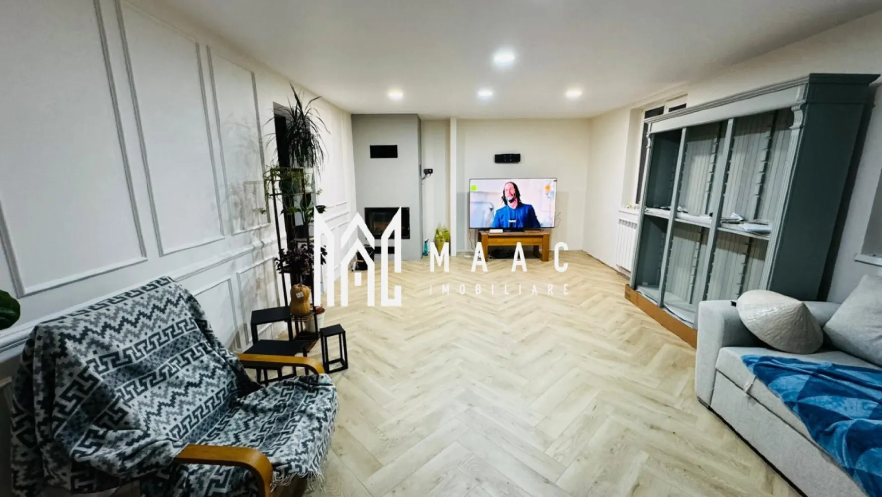 Casa 5 camere | 400MP de teren | 132MPU | Veterani - MAAC Imobiliare vă propune spre vânzare o casă individuală situată în zona Veterani din Sibiu, o zonă nouă și apreciată, aflată în plină modernizare, cu străzi asfaltate, trotuare și acces facil către oraș. Proprietatea este potrivită pentru cei care își doresc spațiu, liniște și o locuință pe care o pot personaliza după propriul stil. Detalii proprietate Regim de înălțime: Parter + Etaj + Pod Suprafață utilă: 132 mp Suprafață construită: 158 mp Suprafață teren: 400 mp Curte liberă: aprox. 320 mp Compartimentare: 5 camere, 3 băi Compartimentare Parter (aprox. 67 mp – complet finisat și locuibil): Living spațios Bucătărie separată Dormitor Baie cu geam pentru aerisire naturală Etaj (aprox. 64,95 mp – la roșu): Compartimentat cu tâmplărie montată Pregătit pentru finisare și personalizare după preferințele viitorului proprietar Curte și exterior Curtea este amenajată și oferă un cadru plăcut pentru relaxare: Aleii pavate Zonă verde cu gazon și plante ornamentale (tuia, flori, smochin) Filigorie pentru relaxare Spațiu depozitare lemne Padoc pentru câine Construcție și dotări Structură solidă din beton și zidărie BCA de 30 cm Izolație exterioară de 10 cm Acoperiș Bramac Încălzire prin termo-șemineu cu distribuție pe calorifere Gazul este la aproximativ 5 m de proprietate Se vinde parțial mobilată și utilată: mobilă de bucătărie electrocasnice încastrate mobilier living dormitor baie complet echipată Avantaje Casă individuală într-o zonă nouă și liniștită Posibilitatea de personalizare a etajului fără costuri de demolare Curte generoasă, greu de găsit în cartierele noi Acces rapid către oraș Potrivită pentru familie care dorește spațiu și intimitate Se acceptă credit bancar. Pentru mai multe detalii și programarea unei vizionări, vă rugăm să ne contactați menționând ID: CP2852410 }}