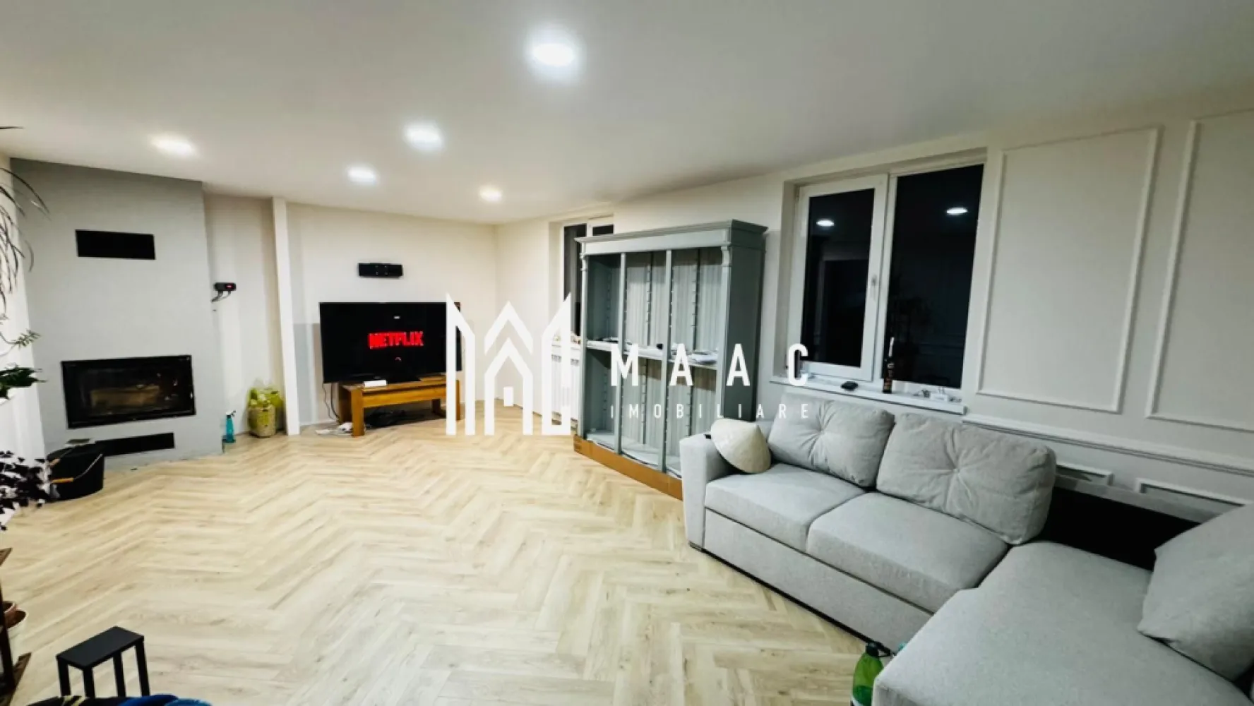 Casa 5 camere | 400MP de teren | 132MPU | Veterani - MAAC Imobiliare vă propune spre vânzare o casă individuală situată în zona Veterani din Sibiu, o zonă nouă și apreciată, aflată în plină modernizare, cu străzi asfaltate, trotuare și acces facil către oraș. Proprietatea este potrivită pentru cei care își doresc spațiu, liniște și o locuință pe care o pot personaliza după propriul stil. Detalii proprietate Regim de înălțime: Parter + Etaj + Pod Suprafață utilă: 132 mp Suprafață construită: 158 mp Suprafață teren: 400 mp Curte liberă: aprox. 320 mp Compartimentare: 5 camere, 3 băi Compartimentare Parter (aprox. 67 mp – complet finisat și locuibil): Living spațios Bucătărie separată Dormitor Baie cu geam pentru aerisire naturală Etaj (aprox. 64,95 mp – la roșu): Compartimentat cu tâmplărie montată Pregătit pentru finisare și personalizare după preferințele viitorului proprietar Curte și exterior Curtea este amenajată și oferă un cadru plăcut pentru relaxare: Aleii pavate Zonă verde cu gazon și plante ornamentale (tuia, flori, smochin) Filigorie pentru relaxare Spațiu depozitare lemne Padoc pentru câine Construcție și dotări Structură solidă din beton și zidărie BCA de 30 cm Izolație exterioară de 10 cm Acoperiș Bramac Încălzire prin termo-șemineu cu distribuție pe calorifere Gazul este la aproximativ 5 m de proprietate Se vinde parțial mobilată și utilată: mobilă de bucătărie electrocasnice încastrate mobilier living dormitor baie complet echipată Avantaje Casă individuală într-o zonă nouă și liniștită Posibilitatea de personalizare a etajului fără costuri de demolare Curte generoasă, greu de găsit în cartierele noi Acces rapid către oraș Potrivită pentru familie care dorește spațiu și intimitate Se acceptă credit bancar. Pentru mai multe detalii și programarea unei vizionări, vă rugăm să ne contactați menționând ID: CP2852410 }}