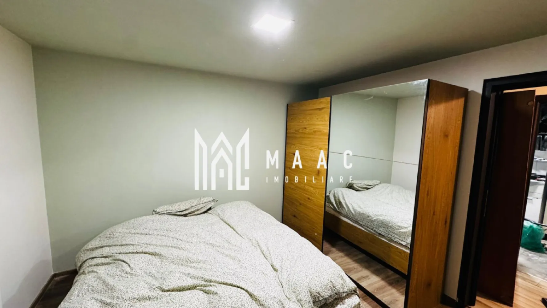 Casa 5 camere | 400MP de teren | 132MPU | Veterani - MAAC Imobiliare vă propune spre vânzare o casă individuală situată în zona Veterani din Sibiu, o zonă nouă și apreciată, aflată în plină modernizare, cu străzi asfaltate, trotuare și acces facil către oraș. Proprietatea este potrivită pentru cei care își doresc spațiu, liniște și o locuință pe care o pot personaliza după propriul stil. Detalii proprietate Regim de înălțime: Parter + Etaj + Pod Suprafață utilă: 132 mp Suprafață construită: 158 mp Suprafață teren: 400 mp Curte liberă: aprox. 320 mp Compartimentare: 5 camere, 3 băi Compartimentare Parter (aprox. 67 mp – complet finisat și locuibil): Living spațios Bucătărie separată Dormitor Baie cu geam pentru aerisire naturală Etaj (aprox. 64,95 mp – la roșu): Compartimentat cu tâmplărie montată Pregătit pentru finisare și personalizare după preferințele viitorului proprietar Curte și exterior Curtea este amenajată și oferă un cadru plăcut pentru relaxare: Aleii pavate Zonă verde cu gazon și plante ornamentale (tuia, flori, smochin) Filigorie pentru relaxare Spațiu depozitare lemne Padoc pentru câine Construcție și dotări Structură solidă din beton și zidărie BCA de 30 cm Izolație exterioară de 10 cm Acoperiș Bramac Încălzire prin termo-șemineu cu distribuție pe calorifere Gazul este la aproximativ 5 m de proprietate Se vinde parțial mobilată și utilată: mobilă de bucătărie electrocasnice încastrate mobilier living dormitor baie complet echipată Avantaje Casă individuală într-o zonă nouă și liniștită Posibilitatea de personalizare a etajului fără costuri de demolare Curte generoasă, greu de găsit în cartierele noi Acces rapid către oraș Potrivită pentru familie care dorește spațiu și intimitate Se acceptă credit bancar. Pentru mai multe detalii și programarea unei vizionări, vă rugăm să ne contactați menționând ID: CP2852410 }}