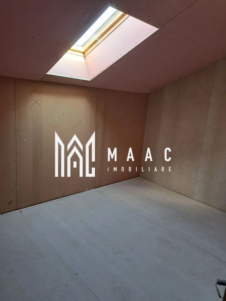 Apartament 3 camere | cartier Traian | 100mp - MAAC Imobiliare vă propune spre vânzare un apartament cu 3 camere, situat la mansardă, în cartierul Traian din Râmnicu Vâlcea. Imobilul face parte dintr-o construcție nouă realizată din BCA și dispune de o suprafață utilă generoasă de 100 mp, fiind organizat pe două niveluri. Spațiul oferă multiple posibilități de compartimentare, putând fi adaptat în funcție de necesitățile și preferințele viitorului proprietar. Suprafață utilă: 100 mp Dispus pe două niveluri Construcție nouă realizată din BCA Compartimentare adaptabila in functie de necesitati si preferinte Predare la stadiul de gri Apartamentul se predă la gri, oferind libertatea de a fi amenajat și finisat după propriul gust și buget. Este o oportunitate ideală atât pentru locuință personală, cât și pentru investiție, datorită suprafeței generoase și poziționării într-o zonă bine cotată a orașului. Localizare excelentă – cartierul Traian, cu acces rapid către școli, magazine, mijloace de transport și alte puncte de interes. Preț: 70.000 euro Imaginile atașate includ atât fotografii tip showroom (cu titlu de prezentare), cât și poze din stadiul actual de predare. Pentru informații suplimentare și programarea unei vizionări, echipa MAAC Imobiliare vă stă la dispoziție! CP2946376 }}