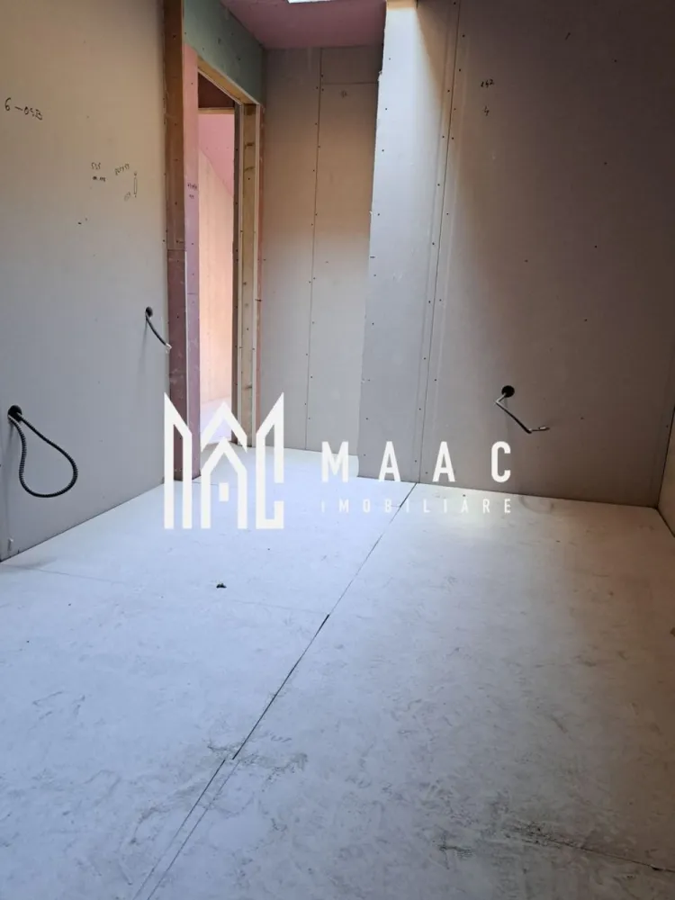 Apartament 3 camere | cartier Traian | 100mp - MAAC Imobiliare vă propune spre vânzare un apartament cu 3 camere, situat la mansardă, în cartierul Traian din Râmnicu Vâlcea. Imobilul face parte dintr-o construcție nouă realizată din BCA și dispune de o suprafață utilă generoasă de 100 mp, fiind organizat pe două niveluri. Spațiul oferă multiple posibilități de compartimentare, putând fi adaptat în funcție de necesitățile și preferințele viitorului proprietar. Suprafață utilă: 100 mp Dispus pe două niveluri Construcție nouă realizată din BCA Compartimentare adaptabila in functie de necesitati si preferinte Predare la stadiul de gri Apartamentul se predă la gri, oferind libertatea de a fi amenajat și finisat după propriul gust și buget. Este o oportunitate ideală atât pentru locuință personală, cât și pentru investiție, datorită suprafeței generoase și poziționării într-o zonă bine cotată a orașului. Localizare excelentă – cartierul Traian, cu acces rapid către școli, magazine, mijloace de transport și alte puncte de interes. Preț: 70.000 euro Imaginile atașate includ atât fotografii tip showroom (cu titlu de prezentare), cât și poze din stadiul actual de predare. Pentru informații suplimentare și programarea unei vizionări, echipa MAAC Imobiliare vă stă la dispoziție! CP2946376 }}