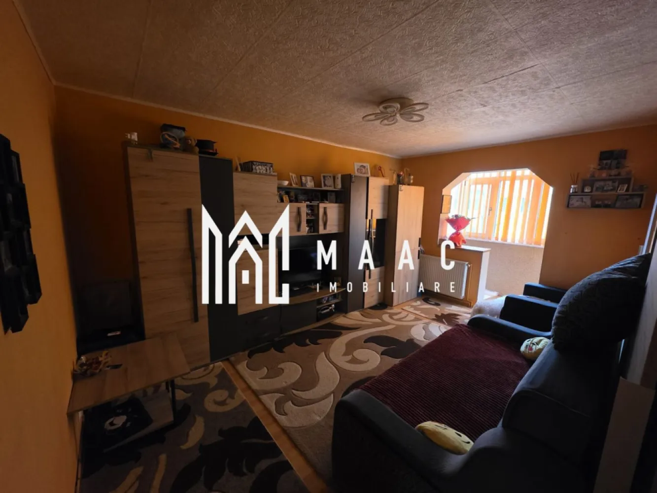 Apartament 1 camera I Etaj Intermediar I Peco- Milea - Va propunem spre vanzare un apartament de o camera situat la etajul 2 din 5 al unui imobil din zona Peco Milea- Vasile Aaron. Locuinta este compartimentataastfel: hol intrare camera de zi bucatarie baie balcon Se preda complet mobilata si utilata Disponibila imediata Locuinta este situata intr-o zona bine conectata cu mijloace de transport in comun, centre de invatamant, centre comerciale si spati verzi. Pentru informati si vizionari: ID: CP2928546