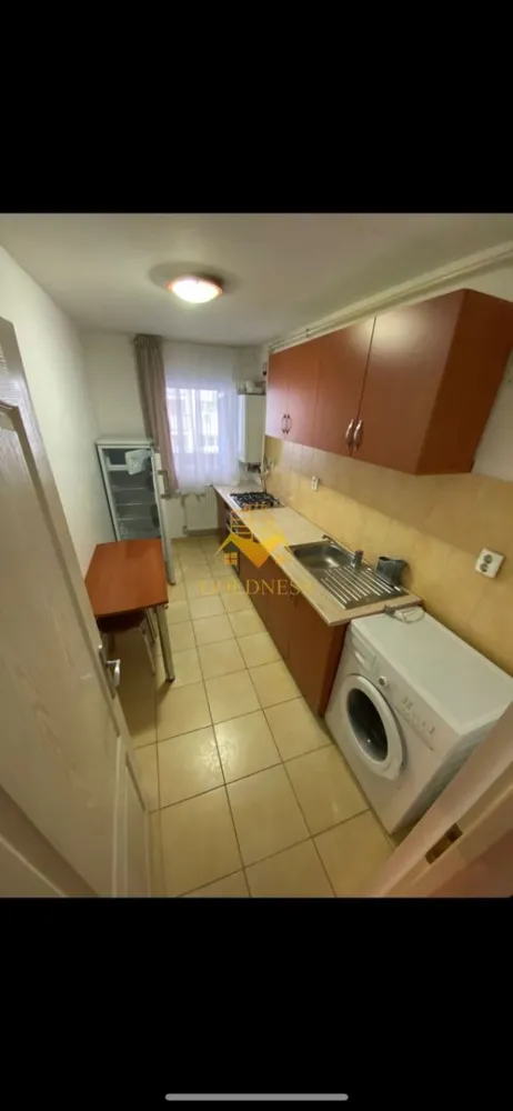 COMISION 0%! 1 camera, decomandat, parcare, Calea Turzii, Bună Ziua - GOLDNESS Imobiliare vă propune spre vânzare un apartament cu 1 cameră, complet mobilat și utilat, la etajul 2 într-un imobil de 8 etaje, pe str. Calea Turzii. Dispune de loc de parcare exterioară INCLUSĂ ÎN PREȚ! Se află în apropierea stațiilor de transport în comun, magazine, restaurante, spații verzi, farmacii, etc. Apartamentul este compartimentat astfel: - dormitor cu canapea extensibilă, dressing, noptiere. - bucatarie decmandată complet utilată și mobilată, loc de servit masa. - baie cu cadă, calorifer port prosop și dulap pentru depozitare. - balcon 4 mp. Imobilul este dotat cu toate cele necesare- centrală proprie, frigider, aragaz, hotă, mașină de spălat haine, etc. Dacă sunteți interesați de acest apartament și doriți să îl vizionați, dar și pentru alte oferte nu ezitați să ne contactați telefonic sau prin e-mail. Vă stăm la dispoziție! Comision de 0%!