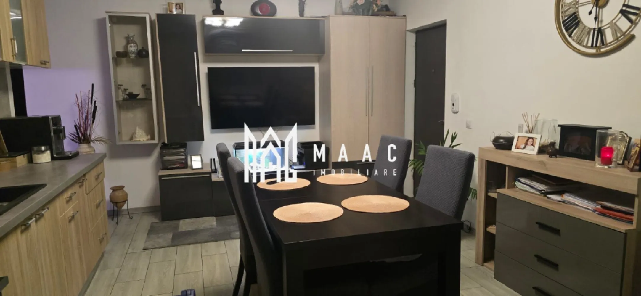 Apartament 3 camere | Gradina | Parcare | 54 MPU | Selimbar - MAAC Imobiliare vă prezintă un apartament cu 3 camere, decomandat, situat în zona Șelimbăr. Caracteristici: Situat la parterul unui imobil tip bloc cu regim de înălțime P + 3E An construcție: 2021 Suprafață utilă: 55 mp Balcon și terasă cu acces din dormitor 1 loc de parcare inclus în preț. Compartimentare: Bucătărie open space cu living Baie complet echipată Dormitor matrimonial cu acces direct către balcon și terasă Dormitor secundar pentru copil Balcon cu trecere către terasă, accesibil din dormitor. Utilități și dotări: Utilități complete: curent electric, apă, canalizare, gaz, fibră optică Contorizare individuală: apometre, contor gaz, contor curent Izolație exterioară, bloc izolat termic Interfon și acoperiș în stare foarte buna Încălzire prin pardoseală cu centrală termică proprie. Avantaje: Loc de parcare inclus în preț Investiție sigură, ideală atât pentru locuit, cât și pentru închiriere Zonă liniștită, ferită de aglomerație, cu acces rapid către Sibiu și puncte de interes. Modalitate de predare Apartamentul se vinde mobilat sau nemobilat, în funcție de preferințele cumpărătorului. Pentru mai multe detalii precizati telefonic ca ati vazut anuntul cu ID: CP2840182 }}