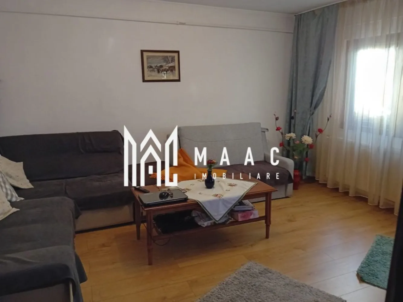 Apartament 2 camere | zona 1 Mai | 70 mp - MAAc Imobiliare vă propune spre vânzare un apartament cu 2 camere decomandat, situat în zona 1 Mai , din Râmnicu Vâlcea, o zonă apreciată pentru accesibilitate și proximitatea față de puncte de interes (magazine, școli, mijloace de transport, spații verzi). Locuința are o suprafață utilă de 57 mp și o suprafață totală de 60 mp (inclusiv balcon), fiind situată la etajul 4 din 4, într-un bloc cu acoperiș, ceea ce oferă un plus de protecție și confort. Compartimentarea este practică și bine echilibrată, ideală atât pentru locuit, cât și pentru investiție. Apartamentul beneficiază de conductă de gaz trasă pentru montarea unei centrale termice proprii, oferind viitorului proprietar posibilitatea de a-și personaliza sistemul de încălzire. În plus, se deține și o boxă la comun, utilă pentru depozitare suplimentară. Preț de vânzare: 75.000 euro Pentru mai multe detalii sau pentru programarea unei vizionări, echipa MAAc Imobiliare vă stă la dispoziție! CP2946954
