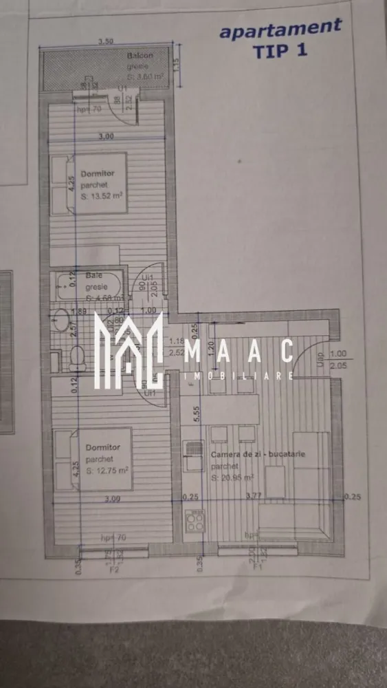 Apartament 3 camere | Gradina | Parcare | 54 MPU | Selimbar - MAAC Imobiliare vă prezintă un apartament cu 3 camere, decomandat, situat în zona Șelimbăr. Caracteristici: Situat la parterul unui imobil tip bloc cu regim de înălțime P + 3E An construcție: 2021 Suprafață utilă: 55 mp Balcon și terasă cu acces din dormitor 1 loc de parcare inclus în preț. Compartimentare: Bucătărie open space cu living Baie complet echipată Dormitor matrimonial cu acces direct către balcon și terasă Dormitor secundar pentru copil Balcon cu trecere către terasă, accesibil din dormitor. Utilități și dotări: Utilități complete: curent electric, apă, canalizare, gaz, fibră optică Contorizare individuală: apometre, contor gaz, contor curent Izolație exterioară, bloc izolat termic Interfon și acoperiș în stare foarte buna Încălzire prin pardoseală cu centrală termică proprie. Avantaje: Loc de parcare inclus în preț Investiție sigură, ideală atât pentru locuit, cât și pentru închiriere Zonă liniștită, ferită de aglomerație, cu acces rapid către Sibiu și puncte de interes. Modalitate de predare Apartamentul se vinde mobilat sau nemobilat, în funcție de preferințele cumpărătorului. Pentru mai multe detalii precizati telefonic ca ati vazut anuntul cu ID: CP2840182 }}