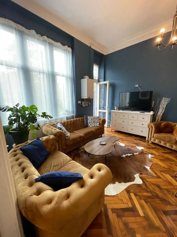 Apartament 2 camere, ultracentral-zona Parc Balcescu-Pret 137.000 euro - Un apartament cu suflet în inima Oradiei – 3.80 m înălțime, balcon la parc, renovat premium Dacă îți dorești ceva mai mult decât „un apartament”, acesta e genul de proprietate care nu apare des: în centrul istoric al Oradiei, într-o clădire din 1913, foarte sănătoasă, cu pereți groși (60 cm) și fără igrasie. Interiorul are 3,80 m înălțime – aer, lumină, eleganță. Parchetul din stejar, restaurat impecabil, are peste 110 ani și o patină pe care nu o poți replica. Balconul are vedere către parc. chiar lângă Parcul Bălcescu (care intră în renovare totală în 2026). 62 mp utili + balcon, compartimentare practică: living cu open-space, dormitor cu lojă, baie cu ieșire pe terasă, hol și o încăpere mare pentru dressing/depozitare. În plus: două intrări (casa scării + terasă), teren 99 mp și un spațiu de depozitare în curte ~20 mp (de renovat). Renovat complet în 2021 (instalații noi), centrală Viessmann. Se vinde parțial mobilat. Pret: 137.000 euro neg Contact: Sorin Gligor Tel: 0731290032