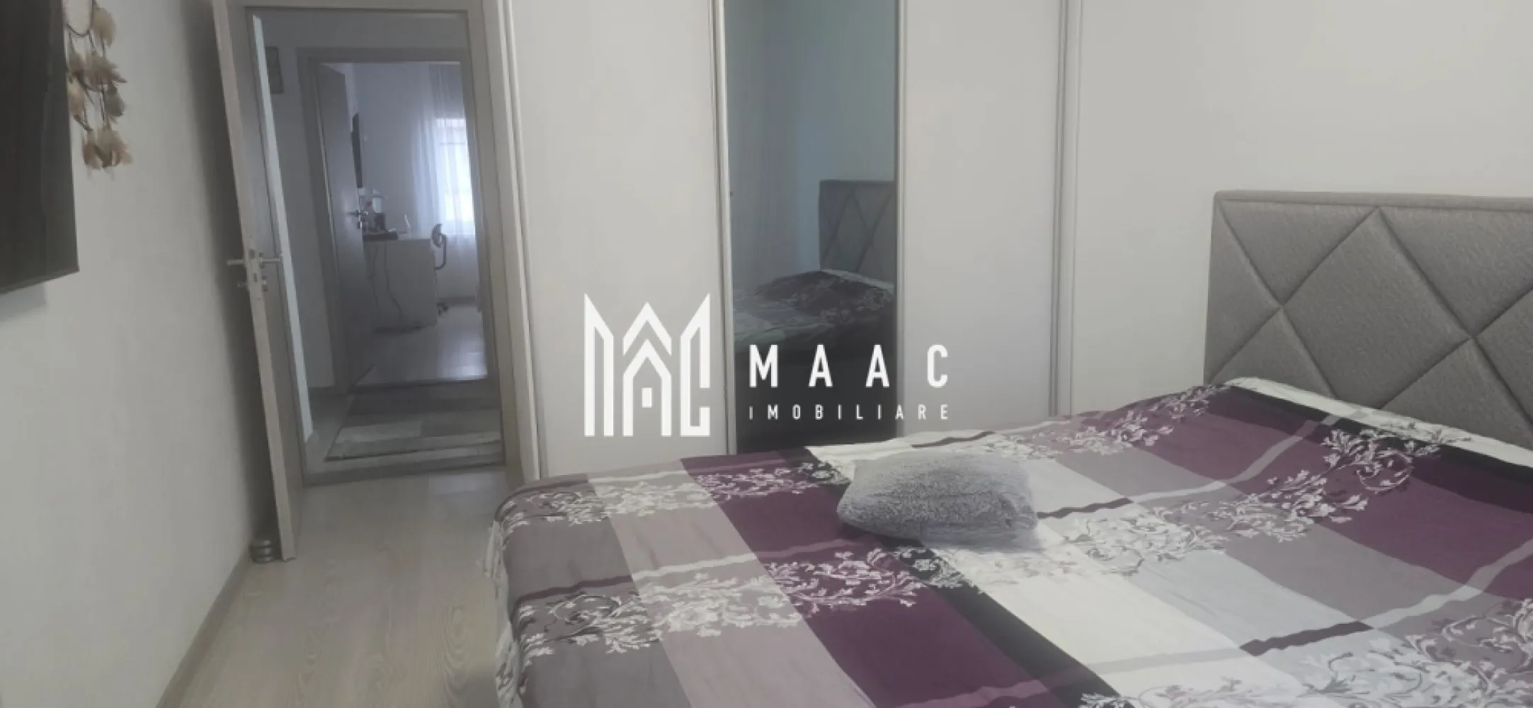 Apartament 3 camere | Gradina | Parcare | 54 MPU | Selimbar - MAAC Imobiliare vă prezintă un apartament cu 3 camere, decomandat, situat în zona Șelimbăr. Caracteristici: Situat la parterul unui imobil tip bloc cu regim de înălțime P + 3E An construcție: 2021 Suprafață utilă: 55 mp Balcon și terasă cu acces din dormitor 1 loc de parcare inclus în preț. Compartimentare: Bucătărie open space cu living Baie complet echipată Dormitor matrimonial cu acces direct către balcon și terasă Dormitor secundar pentru copil Balcon cu trecere către terasă, accesibil din dormitor. Utilități și dotări: Utilități complete: curent electric, apă, canalizare, gaz, fibră optică Contorizare individuală: apometre, contor gaz, contor curent Izolație exterioară, bloc izolat termic Interfon și acoperiș în stare foarte buna Încălzire prin pardoseală cu centrală termică proprie. Avantaje: Loc de parcare inclus în preț Investiție sigură, ideală atât pentru locuit, cât și pentru închiriere Zonă liniștită, ferită de aglomerație, cu acces rapid către Sibiu și puncte de interes. Modalitate de predare Apartamentul se vinde mobilat sau nemobilat, în funcție de preferințele cumpărătorului. Pentru mai multe detalii precizati telefonic ca ati vazut anuntul cu ID: CP2840182 }}