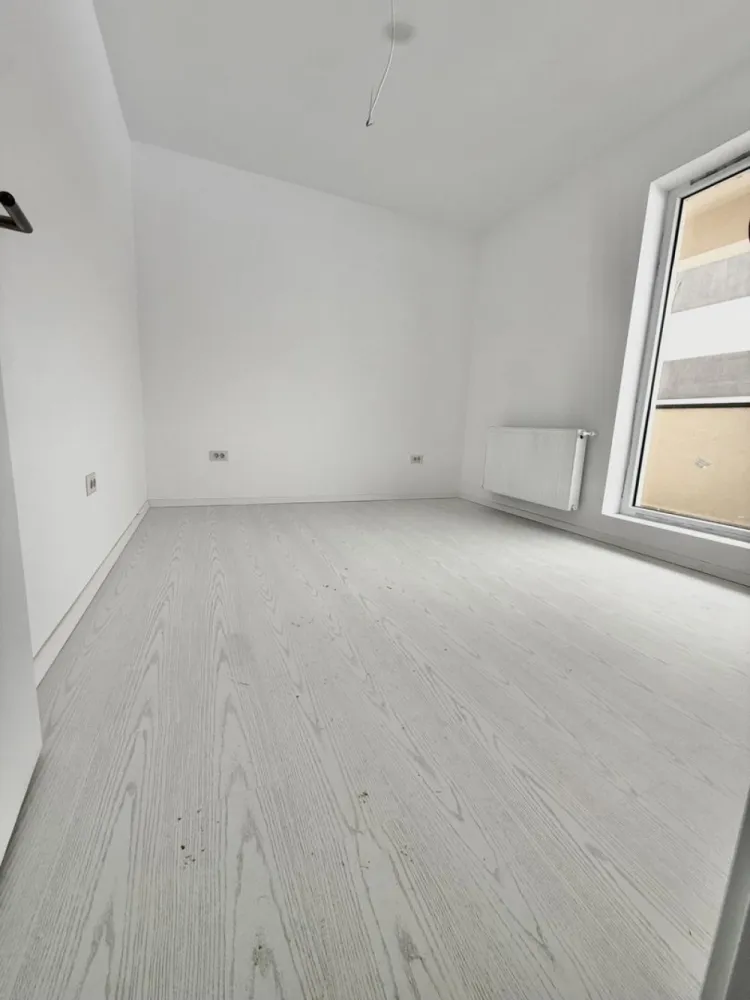 Ap. doua camere zona Militari Residence DOUA BALCOANE - TVA INCLUS !! Comision 0% Bine ati venit intr-o oaza de confort și rafinament în inima cartierului Militari Residence! Aceasta proprietate îți oferă o oportunitate unică de a locui într-un spațiu elegant, perfect adaptat pentru nevoile tale. Detalii Cheie: Locație Ideală: Situat în cartierul Militari Residence, acest apartament oferă acces facil la toate facilitățile urbane, incluzând magazine, restaurante, parcuri și centre de învățământ. Design Modern: Cu finisaje de înaltă calitate, acest apartament emană eleganță și confort. Spațiile luminoase și bine iluminate se îmbină perfect pentru a crea un ambient primitor și relaxant. 2 Camere Spațioase: Cu două camere generoase, acest apartament este potrivit pentru cupluri sau familii mici în căutarea unei locuințe confortabile și practică. Balcon Privat: Beneficiază de doua balcoane, unde poți savura o cafea în timp ce te bucuri de aerul proaspăt și de priveliștea încântătoare a cartierului. Facilități Suplimentare: Parcare Asigurată: poti beneficia contra-cost de loc de parcare privat, oferindu-ți comoditate și siguranță pentru mașină. Securitate 24/7: Militari Residence este un cartier sigur, astfel încât să te poți bucura de liniște și pace în fiecare zi. Acces Rapid la Transport Public: Cu acces ușor la mijloacele de transport în comun, te vei bucura de conexiuni rapide către orice destinație din București. Nu rata ocazia de a locui într-un apartament ce oferă combinația perfectă între confort, stil și funcționalitate. Contactează-ne astăzi pentru a programa o vizionare și a începe o nouă etapă a vieții tale într-o locuință de vis! }}