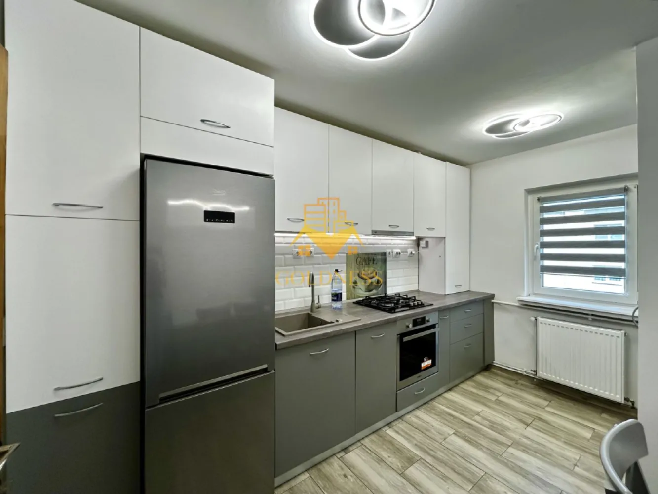3 camere decomandate, UMF, USAMV, Regina Maria, Louis Pasteur, Zorilor - GOLDNESS Imobiliare vă propune spre închiriere un apartament cu 3 camere decomandate, complet mobilat și utilat, la etajul 3 într-un imobil de 4 etaje, în cartierul Zorilor
Este posibilitare de in zona
Apartamentul este compartimentat astfel:
 - un dormitor cu pat matrimonial, dressing, noptiere.
 - doua dormitoare cu canapele extensibile, dulapuri, birouri, comoda tv
 - 2 bai, una cu casa si una cu dus portabil, calorifer port prosop inox și dulap pentru depozitare.
 - bucătăria complet utilată si mobilata, loc de servit masa,
 - balcon de 5 mp.
 
Imobilul este dotat cu toate cele necesare- centrală proprie, frigider, aragaz, hotă, mașină de spălat haine si vase, etc. 

Dacă sunteți interesați de acest apartament și doriți să îl vizionați, dar și pentru alte oferte nu ezitați să ne contactați telefonic sau prin e-mail. Vă stăm la dispoziție!
Pentru intermediere se percepe un comision de 50% din prețul chiriei!