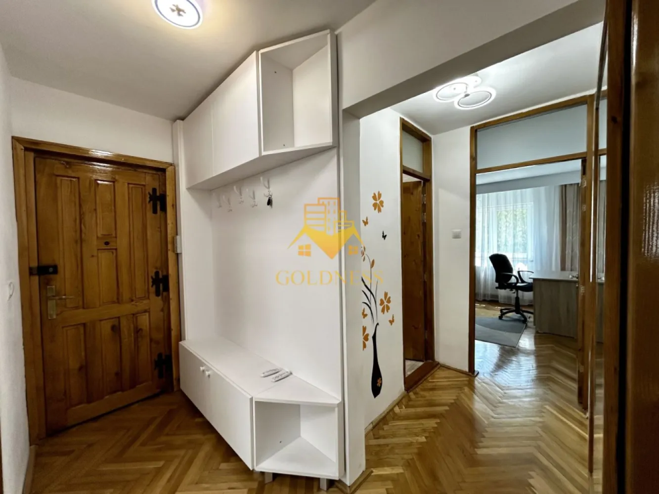 3 camere decomandate, UMF, USAMV, Regina Maria, Louis Pasteur, Zorilor - GOLDNESS Imobiliare vă propune spre închiriere un apartament cu 3 camere decomandate, complet mobilat și utilat, la etajul 3 într-un imobil de 4 etaje, în cartierul Zorilor
Este posibilitare de in zona
Apartamentul este compartimentat astfel:
 - un dormitor cu pat matrimonial, dressing, noptiere.
 - doua dormitoare cu canapele extensibile, dulapuri, birouri, comoda tv
 - 2 bai, una cu casa si una cu dus portabil, calorifer port prosop inox și dulap pentru depozitare.
 - bucătăria complet utilată si mobilata, loc de servit masa,
 - balcon de 5 mp.
 
Imobilul este dotat cu toate cele necesare- centrală proprie, frigider, aragaz, hotă, mașină de spălat haine si vase, etc. 

Dacă sunteți interesați de acest apartament și doriți să îl vizionați, dar și pentru alte oferte nu ezitați să ne contactați telefonic sau prin e-mail. Vă stăm la dispoziție!
Pentru intermediere se percepe un comision de 50% din prețul chiriei!