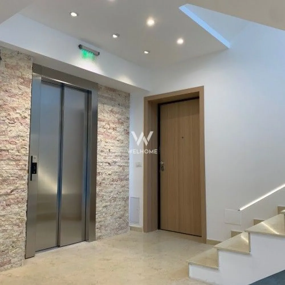 Direct dezvoltator, avans minim 11 800 euro, Sibiu - Proiect deosebit in Sibiu. Avans minim 11 800euro! Apartament tip garsoniera cu o suprafață totală de 42.11mp din care terasa de 6.18mp disponibil la etaj intermediar poziționat pe SE cu vedere spre munți. Posibilitatea de predare La Semifinisat si v-a include: - Ușă de exterior Porta Doors Agat. - Centrală termică în condensare și instalație de încălzire în pardoseală cu termostat individual în fiecare cameră. - Instalația electrică cu prize, întrerupătoare și echipamente Legrand. - Șapă semi-uscată elicopterizată. - Tâmplărie PVC Salamander Green Evolution, cu 6 camere și trei foi de sticlă cu feronerie Roto. - Terasa cu balustradă de sticlă și/sau zidărie de beton/cărămidă, placate cu gresie. - Instalația de apă și canalizare până la racordurile obiectelor sanitare. - Sistem de ventilație cu clapetă antiretur în băile fără aerisire naturală. - Tubulatură de ventilație pentru hota de bucătărie. - Pregătire instalație aer condiționat. - Instalație de gaz interioară + mascarea țevii de gaz cu grilaj perforat la nivelul tavanului. - Videointerfon smart Akuvox cu control din aplicație mobilă. Posibilitatea de predare La Cheie si suplimentar v-a include: - Uși de interior Porta Doors. - Baie amenajată cu gresie, faianță, obiecte sanitare și baterii ce se pot alege din gamele selectate de la furnizorii parteneri. - Pardoseala placata cu parchet laminat, SPC, LVT sau triplu stratificat ce se poate alege de la furnizorul partener. Disponibilitate de locuri de parcare supraterane si subterane, boxa de depozitare. Compartimentarile se pot modifica dupa preferintele cumparatorului (in limita posibilitatilor tehnice), idei propuse de compartimentare vezi in schite. Pozele sunt cu titlul de prezentare al unui apartament finisat La Cheie, poate fi predat exact ca in poze. PRET: 56 203euro +tva La Semifinisat cu avans 90% 62 680euro +tva finisat La Cheie cu avans 90% *Prețul poate sa difere in funcție de avans. Tel; 0745 99 55 37 Mihai }}