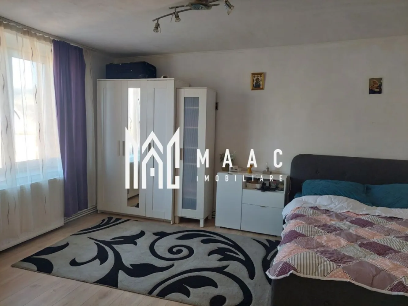 Casa Individuala I Decomandata I Pivnita I Curte I Slimnic - Va propunem spre vanzare o casa individuala situata in localotatea Slimnic. Locuinta decomandata este compusa din: -hol intrare -2 dormitoare -bucatarie -baie -pivnita Aferent proprietati: garaj, afumatoare, diferite anexe. Casa situata pe o strada infundata, linistita aproape de centrul localitati. Pentru informati si vizionari: ID: 2946936 Vând casa locuibila pe o strada infundata linistita ,insorita ,condiții decente ,centrala termica în garantie 94 mp locuibili și curte plus gradina 600 mp,pivniță, camara garaj, afumatoare, cotet găini, casa se vinde mobilata utilata .detalii suplimentare la tel 07******50