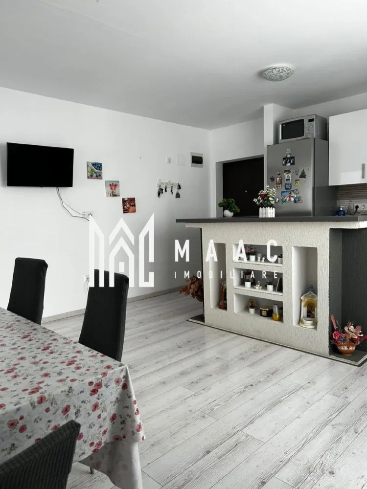 Apartament 3 Camere | Etaj 1 | Parcare | Daniel Renard - Vă prezentăm spre vânzare un apartament de 3 camere, situat la etajul 1,in zona Arhitectilor. Compartimentare eficientă și modernă: • 2 dormitoare decomandate, fiecare cu balcon propriu • Living open-space cu bucătărie • Baie • Loc de parcare inclus Localizare excelentă apreciată pentru liniște, accesibilitate și facilități urbane complete. Stație de transport în comun la capătul străzii Zona oferă un echilibru perfect între confort urban, acces rapid și liniște rezidențială. Pentru informati si vizionari:ID: CP2946869