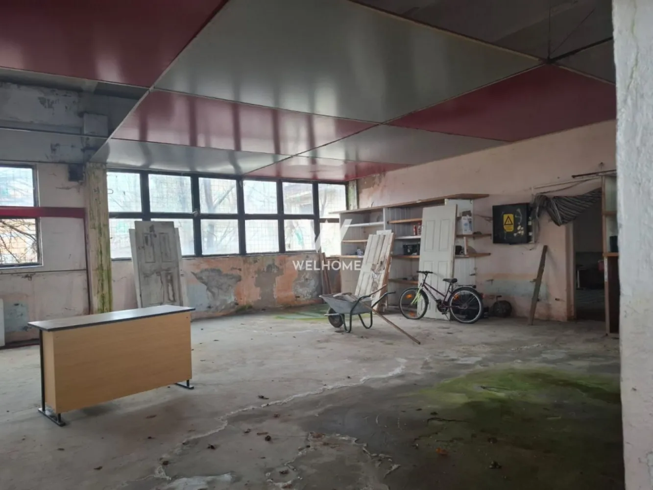 Spatiu industrial compus din doua corpuri in Orlat, central - Sibiu - Va propunem spre vanzare o proprietate industriala compusa din 2 corpuri situat in centrul comunei Orlat, jud. Sibiu Proprietatea este compusa din: - Hala 1 cu suprafata de 185 mp - Hala 2 cu suprafata de 168 mp - Teren aferent 909 mp - Platforma betonata Proprietatea este imprejmuita cu gard si are bransamente la utilitati apa, canaalizare, energie electrica, gaze naturale (in apropiere). Cladirile necesita lucrari de reparatii. Nu exista acces TIR. Pret: 69.000 euro. }}