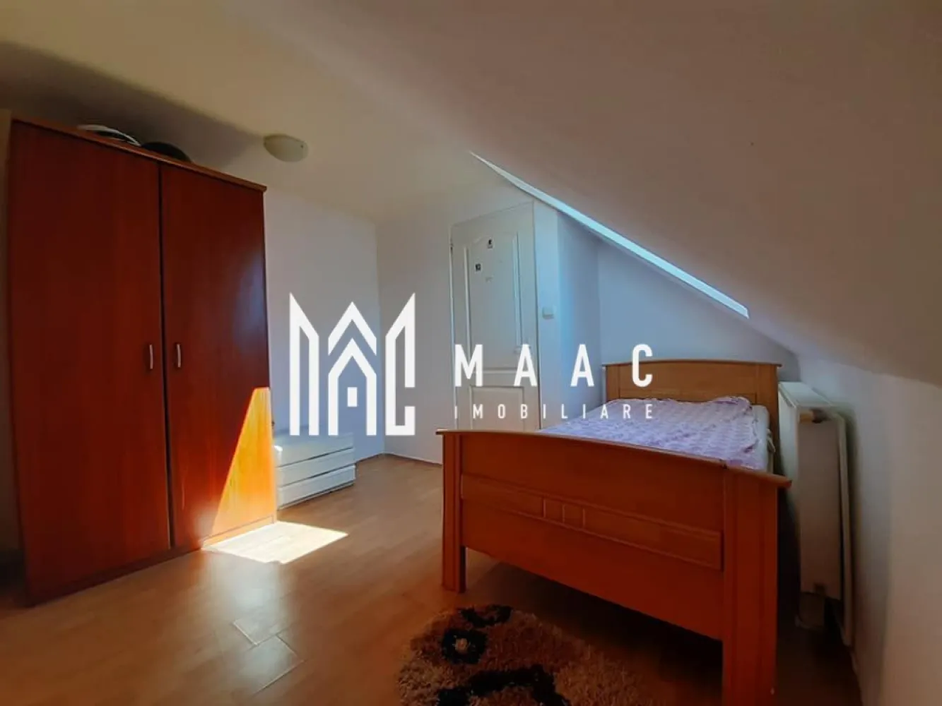 Apartament 3 Camere I Dcomandat I Balcon I Mihai Viteazu - Se vinde un apartament cu 3 camere decomandat, situat la etajul 5 din 5, în zona Mihai Viteazul, una dintre cele mai căutate și bine conectate zone ale orașului. Locuința este structurată pe două niveluri, oferind spațiu bine organizat și o compartimentare practică. Compartimentare: Nivelul inferior: Bucătărie open space Baie cu geam de aerisire Dormitor cu ieșire în balcon Nivelul superior: 2 camere separate, ideale ca dormitoare, birou sau spații de relaxare Detalii importante: Suprafață bine distribuită Compartimentare complet decomandată Intabulat – se poate achiziționa prin credit ipotecar Poziție excelentă: aproape de mijloace de transport, supermarketuri, școli, farmacii și alte puncte de interes Acest apartament este ideal pentru familii sau pentru cei care își doresc un spațiu bine împărțit, într-o zonă foarte accesibilă. Pentru informati si vizionari:ID: CP2840114 }}