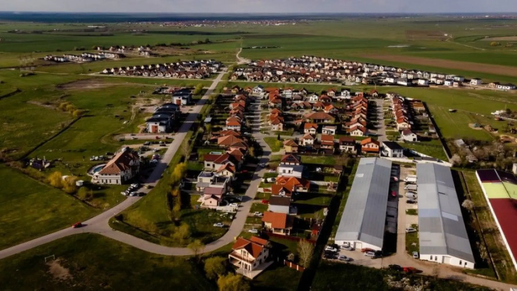 Două parcele alăturate, Westfield Arad - 823 mp total (2 parcele alăturate) Flexibilitate: poți dezvolta o locuință generoasă sau două proiecte separate Acces direct + utilități disponibile (timpi mai buni de implementare) Cartier recunoscut pentru standardele de construcție și conceptul rezidențial modern 💶 Preț listare: 48.560 EUR ✅ Comision 0% Westfield nu e doar o zonă „nouă”, e un ansamblu cu facilități reale pentru locuire: grădiniță, fitness, cafenea, piscină, spații de joacă — exact lucrurile care cresc atractivitatea unei viitoare case (sau a două). 📞 Pentru detalii sau programarea unei vizionări: Mihai Molnar – 0761 899 230 (telefon / WhatsApp) 💳 Dacă ai nevoie de finanțare, îți pot obține gratuit oferte de la 16 bănci. 🏡 Ai o proprietate de vânzare în Arad? Îți ofer o evaluare gratuită, fără obligații. 🏢 ACASĂ | Agenție imobiliară Arad Bulevardul Decebal 2, Arad 310133 }}