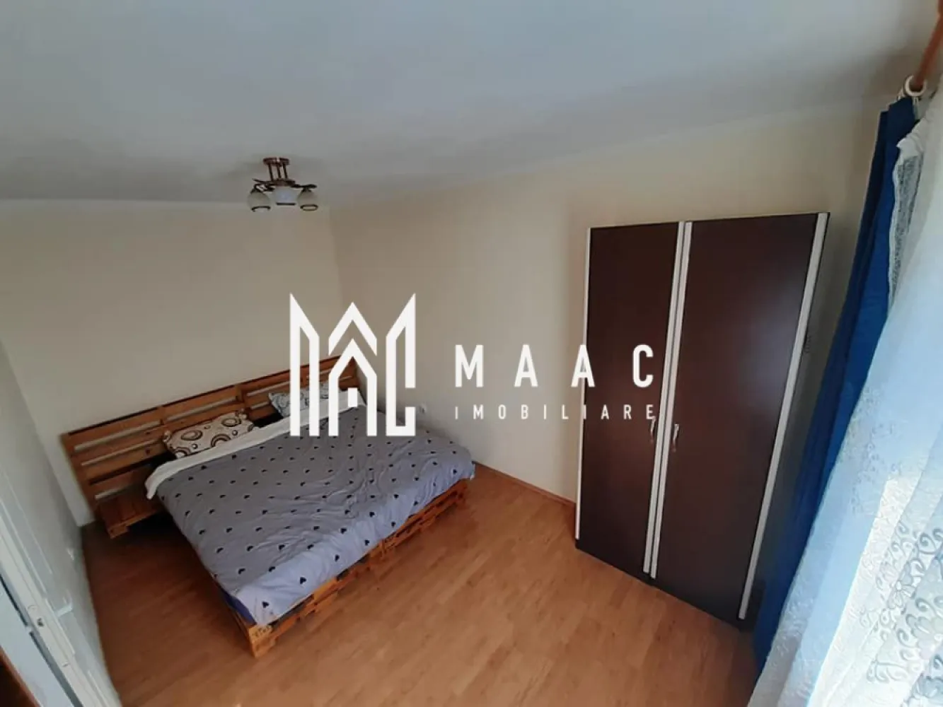 Apartament 3 Camere I Dcomandat I Balcon I Mihai Viteazu - Se vinde un apartament cu 3 camere decomandat, situat la etajul 5 din 5, în zona Mihai Viteazul, una dintre cele mai căutate și bine conectate zone ale orașului. Locuința este structurată pe două niveluri, oferind spațiu bine organizat și o compartimentare practică. Compartimentare: Nivelul inferior: Bucătărie open space Baie cu geam de aerisire Dormitor cu ieșire în balcon Nivelul superior: 2 camere separate, ideale ca dormitoare, birou sau spații de relaxare Detalii importante: Suprafață bine distribuită Compartimentare complet decomandată Intabulat – se poate achiziționa prin credit ipotecar Poziție excelentă: aproape de mijloace de transport, supermarketuri, școli, farmacii și alte puncte de interes Acest apartament este ideal pentru familii sau pentru cei care își doresc un spațiu bine împărțit, într-o zonă foarte accesibilă. Pentru informati si vizionari:ID: CP2840114 }}
