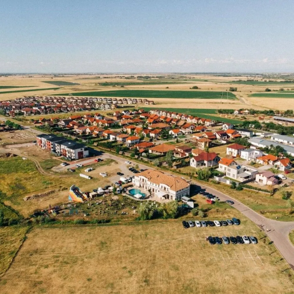 Două parcele alăturate, Westfield Arad - 823 mp total (2 parcele alăturate) Flexibilitate: poți dezvolta o locuință generoasă sau două proiecte separate Acces direct + utilități disponibile (timpi mai buni de implementare) Cartier recunoscut pentru standardele de construcție și conceptul rezidențial modern 💶 Preț listare: 48.560 EUR ✅ Comision 0% Westfield nu e doar o zonă „nouă”, e un ansamblu cu facilități reale pentru locuire: grădiniță, fitness, cafenea, piscină, spații de joacă — exact lucrurile care cresc atractivitatea unei viitoare case (sau a două). 📞 Pentru detalii sau programarea unei vizionări: Mihai Molnar – 0761 899 230 (telefon / WhatsApp) 💳 Dacă ai nevoie de finanțare, îți pot obține gratuit oferte de la 16 bănci. 🏡 Ai o proprietate de vânzare în Arad? Îți ofer o evaluare gratuită, fără obligații. 🏢 ACASĂ | Agenție imobiliară Arad Bulevardul Decebal 2, Arad 310133 }}