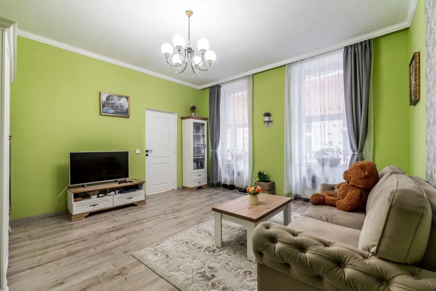 Apartament 2 camere – Ultracentral, etaj 1 din 2, renovat complet - Știi momentele alea când ieși pe ușă și în 2 minute ești la cafenea, la plimbare pe pietonală sau la treabă, fără să te urci în mașină? Asta înseamnă ultracentral. Iar dacă tot alegi centrul, vrei și liniște, siguranță și un apartament renovat complet, gata de mutare. Apartament 2 camere – Ultracentral, etaj 1/2 61 mp utili 2 camere + bucătărie + baie Hol mansardat gândit pentru depozitare suplimentară Se vinde mobilat și utilat (inclusiv mașină de spălat vase) Anexe rare în centru: depozitare la etaj + boxă la subsol Detalii care îți dau siguranță și confort: ✅ Clădire cu fațadă și acoperiș renovate în 2025 ✅ Instalație electrică nouă, siguranțe separate ✅ Centrală proprie, țevi de cupru ✅ Ferestre termopan ✅ Sistem de supraveghere video Preț listare: 93.000 EUR 🚫 Comision 0% Poziționarea ultracentrală oferă acces imediat la transport public, instituții, restaurante, zone pietonale și servicii esențiale. Apartamentul este potrivit atât pentru locuire, cât și pentru închiriere, datorită cererii ridicate din această zonă. 📞 Pentru detalii sau programarea unei vizionări: Mihai Molnar – 0761 899 230 (telefon / WhatsApp) 💳 Dacă ai nevoie de finanțare, îți pot obține gratuit oferte de la 16 bănci. 🏡 Ai o proprietate de vânzare în Arad? Îți ofer o evaluare gratuită, fără obligații. 🏢 ACASĂ | Agenție imobiliară Arad Bulevardul Decebal 2, Arad 310133 }}