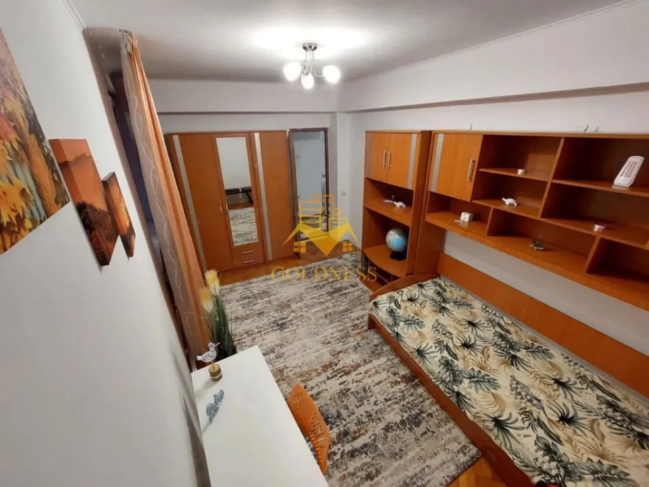 2 Camere, Cartierul Marasti, parcare, Leroy Merlin, Profi - GOLDNESS Imobiliare vă propune spre închiriere un apartament cu 2 camere decomandate,complet mobilat și utilat, la etajul 1 într-un imobil de 1 etaje, în Cartierul Marasti, zona Leroy Merlin.
Dispune de loc de parcare!
Se află în apropierea stațiilor de transport în comun, magazine, restaurante, spații verzi, farmacii, etc. 

Apartamentul este compartimentat astfel:
 - dormitor cu pat matrimonial, dressing, noptiere
 - dormitor, pat single, birou, dressing
 - bucatarie complet utilată și mobilată, loc de servit masa
 - baie cu cadă, calorifer port prosop și dulap pentru depozitare.

Imobilul este dotat cu toate cele necesare- centrală proprie, frigider, aragaz, hotă, mașină de spălat haine, etc. 

Dacă sunteți interesați de acest apartament și doriți să îl vizionați, dar și pentru alte oferte nu ezitați să ne contactați telefonic sau prin e-mail. Vă stăm la dispoziție!
Pentru intermediere se percepe un comision de 50% din prețul chiriei!