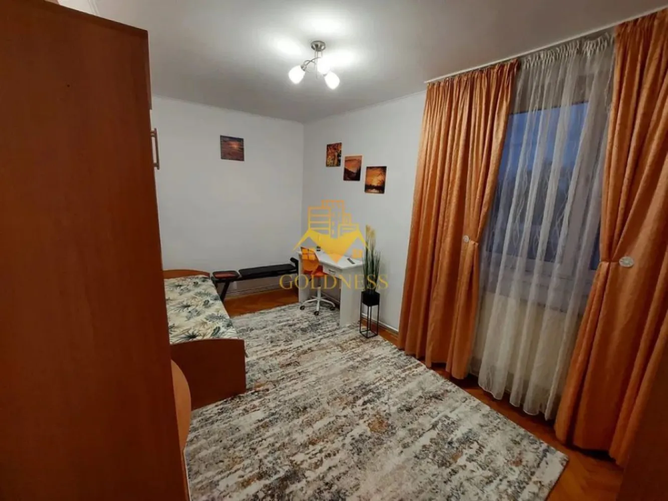 2 Camere, Cartierul Marasti, parcare, Leroy Merlin, Profi - GOLDNESS Imobiliare vă propune spre închiriere un apartament cu 2 camere decomandate,complet mobilat și utilat, la etajul 1 într-un imobil de 1 etaje, în Cartierul Marasti, zona Leroy Merlin.
Dispune de loc de parcare!
Se află în apropierea stațiilor de transport în comun, magazine, restaurante, spații verzi, farmacii, etc. 

Apartamentul este compartimentat astfel:
 - dormitor cu pat matrimonial, dressing, noptiere
 - dormitor, pat single, birou, dressing
 - bucatarie complet utilată și mobilată, loc de servit masa
 - baie cu cadă, calorifer port prosop și dulap pentru depozitare.

Imobilul este dotat cu toate cele necesare- centrală proprie, frigider, aragaz, hotă, mașină de spălat haine, etc. 

Dacă sunteți interesați de acest apartament și doriți să îl vizionați, dar și pentru alte oferte nu ezitați să ne contactați telefonic sau prin e-mail. Vă stăm la dispoziție!
Pentru intermediere se percepe un comision de 50% din prețul chiriei!