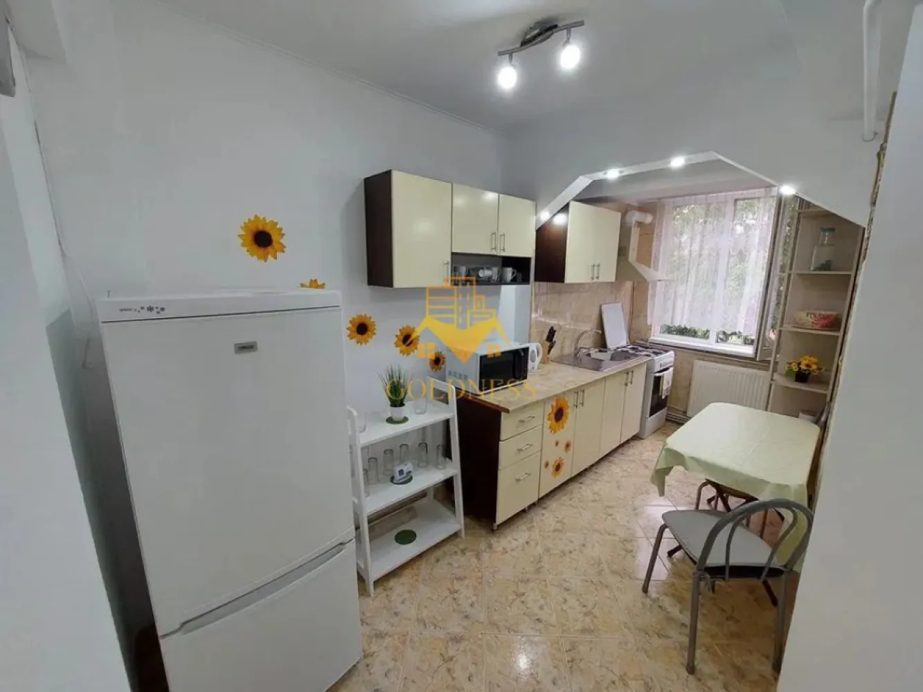2 Camere, Cartierul Marasti, parcare, Leroy Merlin, Profi - GOLDNESS Imobiliare vă propune spre închiriere un apartament cu 2 camere decomandate,complet mobilat și utilat, la etajul 1 într-un imobil de 1 etaje, în Cartierul Marasti, zona Leroy Merlin.
Dispune de loc de parcare!
Se află în apropierea stațiilor de transport în comun, magazine, restaurante, spații verzi, farmacii, etc. 

Apartamentul este compartimentat astfel:
 - dormitor cu pat matrimonial, dressing, noptiere
 - dormitor, pat single, birou, dressing
 - bucatarie complet utilată și mobilată, loc de servit masa
 - baie cu cadă, calorifer port prosop și dulap pentru depozitare.

Imobilul este dotat cu toate cele necesare- centrală proprie, frigider, aragaz, hotă, mașină de spălat haine, etc. 

Dacă sunteți interesați de acest apartament și doriți să îl vizionați, dar și pentru alte oferte nu ezitați să ne contactați telefonic sau prin e-mail. Vă stăm la dispoziție!
Pentru intermediere se percepe un comision de 50% din prețul chiriei!