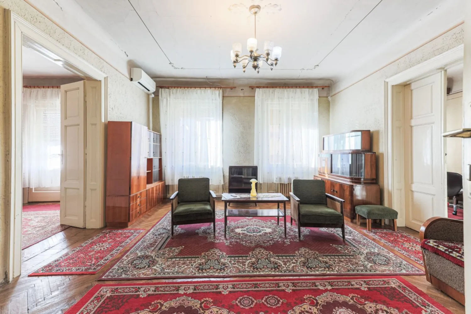 Acasă mare în centrul Aradului! 4 camere - 130 mp utili! - Cum ar fi să locuiești ultracentral… dar pe o străduță atât de liniștită încât uiți că ești în centru? Pe Str. Ilarie Chendi, una dintre cele mai discrete și calme străduțe din centrul Aradului, găsești genul de apartament pe care îl vezi rar: 130 mp utili, etaj 1 din 1, comunitate restrânsă, trafic redus. Un loc în care ai spațiu cât pentru o casă, dar toate avantajele centrului la doi pași. Detalii proprietate: 4 camere semidecomandate bucătărie + baie spațiu de depozitare în apartament pod generos cu acces facil + boxă la subsol (bonus rar în ultracentral) imobil cu acoperiș renovat și fațadă reabilitată necesită renovare – adică îl personalizezi exact pe gustul tău Preț listare: 134.900 € (negociabil) 🚫 Comision 0% Locuirea ultracentrală în Arad aduce beneficii clare: acces imediat la zone pietonale, cafenele, restaurante, instituții, transport public și evenimente culturale; timp câștigat zilnic; siguranță crescută datorită prezenței constante în zonă; plus o valoare imobiliară stabilă. 📞 Pentru detalii și programarea unei vizionări sună‑mă acum, sunt Mihai Molnar și am numărul de telefon: 0761 899 230 💳 Nu dispui de toată suma? Te ajutăm gratuit! Îți obținem oferte de la 16 bănci. 🏡 Ai o proprietate de vânzare în Arad și vrei să știi cât valorează cu adevărat? Sună‑mă pentru o evaluare gratuită, fără obligații. 🏢 ACASĂ | Agenție imobiliară Arad Bulevardul Decebal 2, Arad 310133 }}