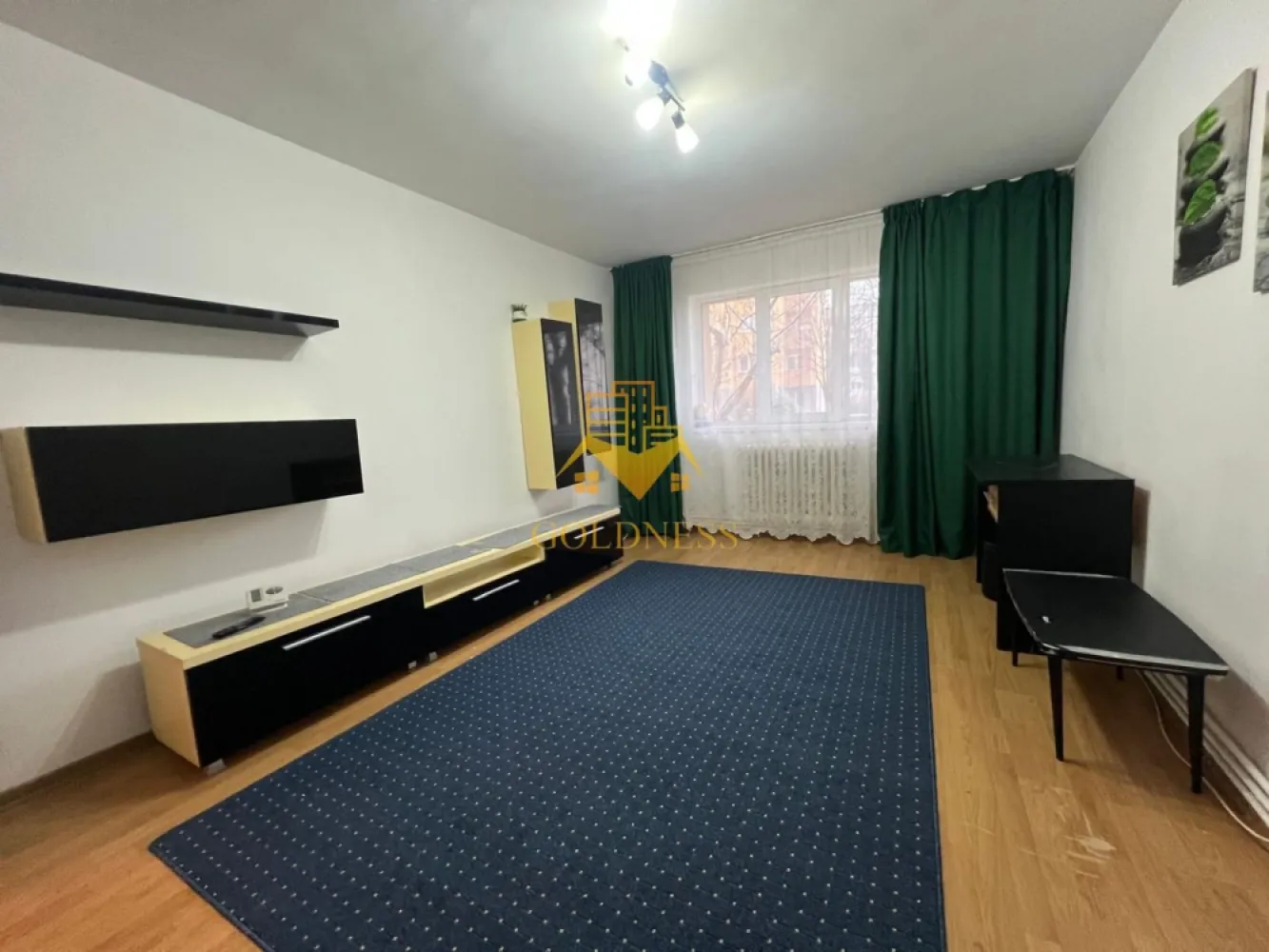 2 camere decomandate, Mehedinti, Zona Campului, Izlazului, Manastur - GOLDNESS Imobiliare vă propune spre vânzare un apartament cu 2 camere decomandate complet mobilat și utilat, la parterul unui imobil de 10 etaje, în Cartierul Manastur.

Se află în apropierea stațiilor de transport în comun, magazine, restaurante, spații verzi, farmacii, etc. 

Apartamentul este compartimentat astfel:
 - dormitor cu pat matrimonial, dressing
 - dormitor 
 - bucatarie complet utilată și mobilată, loc de servit masa 
 - baie cu cada, calorifer port prosop și dulap pentru depozitare
 - 1 camara
 -1 debara
 - boxa la subsol (beci)

Imobilul este dotat cu toate cele necesare- centrală proprie, frigider, aragaz, hotă, mașină de spălat haine, etc. 

Dacă sunteți interesați de acest apartament și doriți să îl vizionați, dar și pentru alte oferte nu ezitați să ne contactați telefonic sau prin e-mail. Vă stăm la dispoziție!
Pentru intermediere se percepe un comision de 2% din prețul vanzarii!