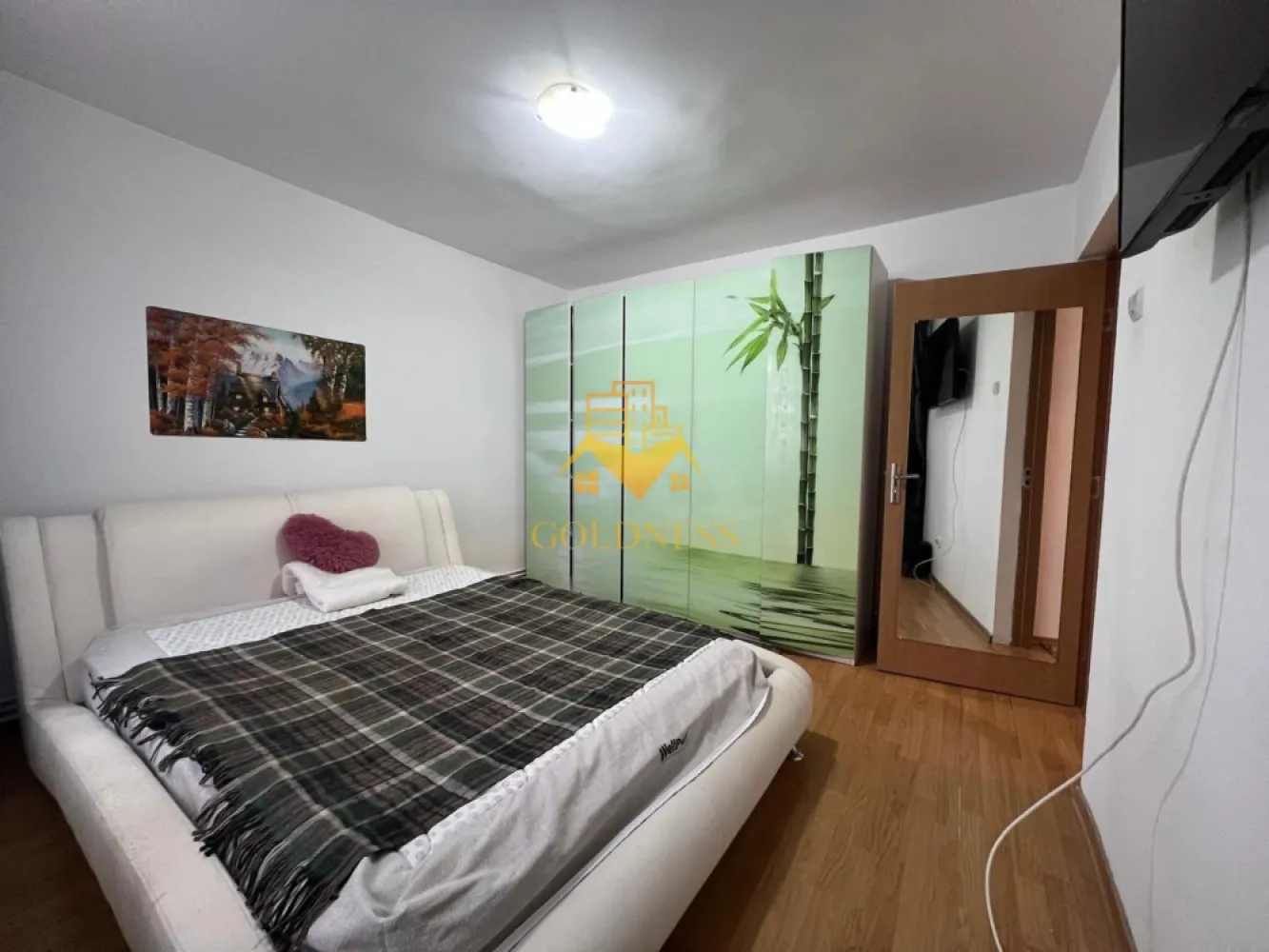 2 camere decomandate, Mehedinti, Zona Campului, Izlazului, Manastur - GOLDNESS Imobiliare vă propune spre vânzare un apartament cu 2 camere decomandate complet mobilat și utilat, la parterul unui imobil de 10 etaje, în Cartierul Manastur.

Se află în apropierea stațiilor de transport în comun, magazine, restaurante, spații verzi, farmacii, etc. 

Apartamentul este compartimentat astfel:
 - dormitor cu pat matrimonial, dressing
 - dormitor 
 - bucatarie complet utilată și mobilată, loc de servit masa 
 - baie cu cada, calorifer port prosop și dulap pentru depozitare
 - 1 camara
 -1 debara
 - boxa la subsol (beci)

Imobilul este dotat cu toate cele necesare- centrală proprie, frigider, aragaz, hotă, mașină de spălat haine, etc. 

Dacă sunteți interesați de acest apartament și doriți să îl vizionați, dar și pentru alte oferte nu ezitați să ne contactați telefonic sau prin e-mail. Vă stăm la dispoziție!
Pentru intermediere se percepe un comision de 2% din prețul vanzarii!