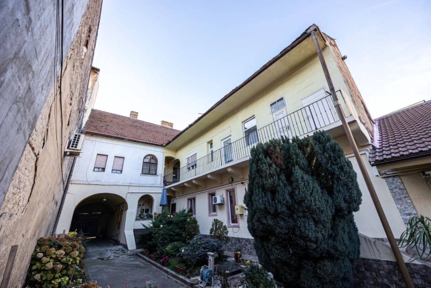 Acasă mare în centrul Aradului! 4 camere - 130 mp utili! - Cum ar fi să locuiești ultracentral… dar pe o străduță atât de liniștită încât uiți că ești în centru? Pe Str. Ilarie Chendi, una dintre cele mai discrete și calme străduțe din centrul Aradului, găsești genul de apartament pe care îl vezi rar: 130 mp utili, etaj 1 din 1, comunitate restrânsă, trafic redus. Un loc în care ai spațiu cât pentru o casă, dar toate avantajele centrului la doi pași. Detalii proprietate: 4 camere semidecomandate bucătărie + baie spațiu de depozitare în apartament pod generos cu acces facil + boxă la subsol (bonus rar în ultracentral) imobil cu acoperiș renovat și fațadă reabilitată necesită renovare – adică îl personalizezi exact pe gustul tău Preț listare: 134.900 € (negociabil) 🚫 Comision 0% Locuirea ultracentrală în Arad aduce beneficii clare: acces imediat la zone pietonale, cafenele, restaurante, instituții, transport public și evenimente culturale; timp câștigat zilnic; siguranță crescută datorită prezenței constante în zonă; plus o valoare imobiliară stabilă. 📞 Pentru detalii și programarea unei vizionări sună‑mă acum, sunt Mihai Molnar și am numărul de telefon: 0761 899 230 💳 Nu dispui de toată suma? Te ajutăm gratuit! Îți obținem oferte de la 16 bănci. 🏡 Ai o proprietate de vânzare în Arad și vrei să știi cât valorează cu adevărat? Sună‑mă pentru o evaluare gratuită, fără obligații. 🏢 ACASĂ | Agenție imobiliară Arad Bulevardul Decebal 2, Arad 310133 }}