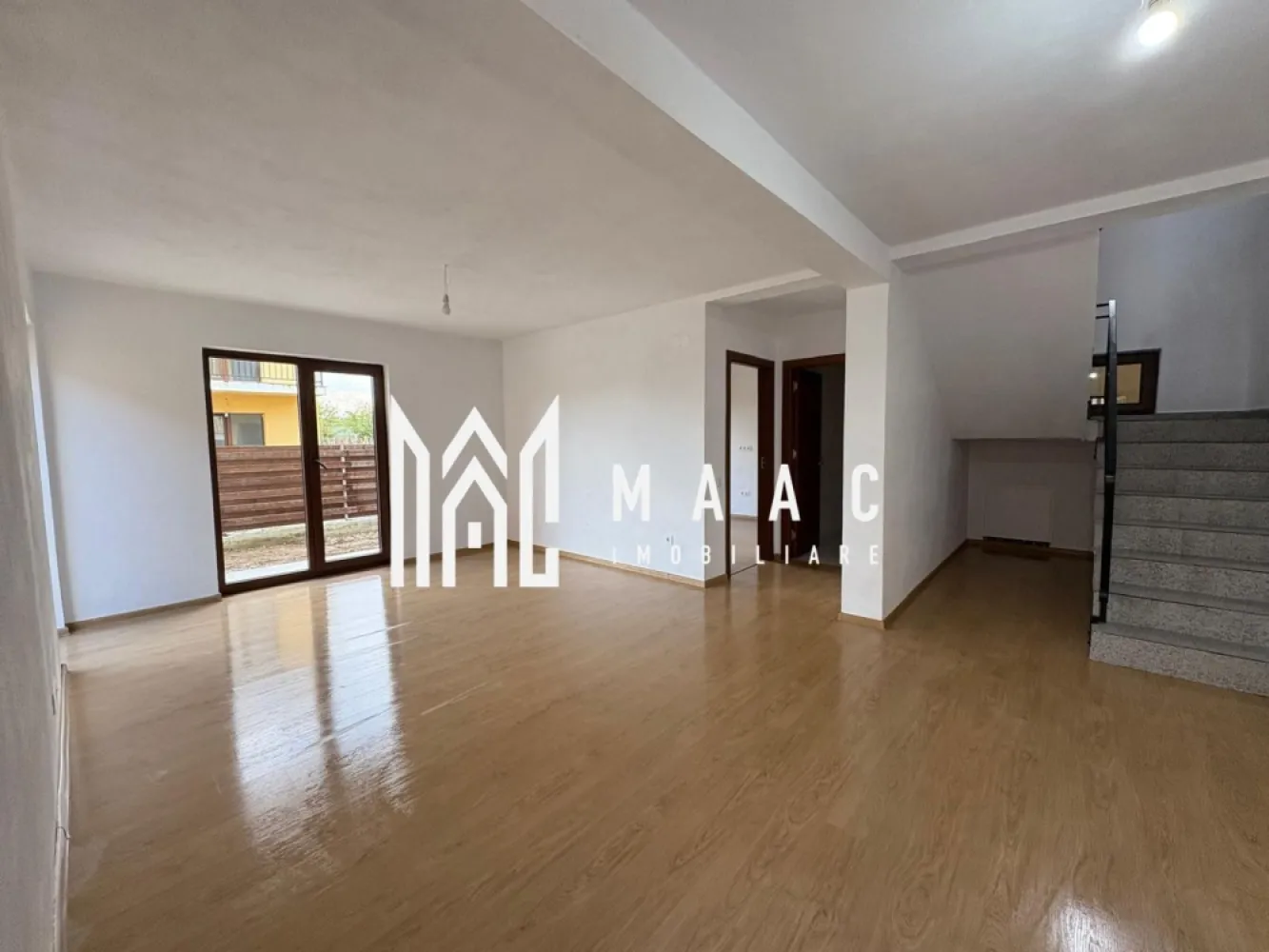 Duplex 3 camere I 2 bai I Balcon I Parcare I Zona Turnisor - MAAC imobiliare va propune spre vanzare un Duplex situat in zona Zavoi-Turnisor. Locuinta cuprinde: la parter-living, bucatarie inchisa, baie cu geam de aerisire , casa scarii; la etaj-2 dormitoare, baie cu geam, acces la pod, balcon spre care au acces ambele dormitoare. Placa de beton intre ambele nivele dar si spre pod. Incalzirea se face cu centrala pe gaz (parter-incalzire in pardoseala; etaj- calorifere). Acces auto. Curtea se preda pavata. Pentru mai multe detalii precizati telefonic ca ati vazut anuntul cu ID:CP2840093 }}