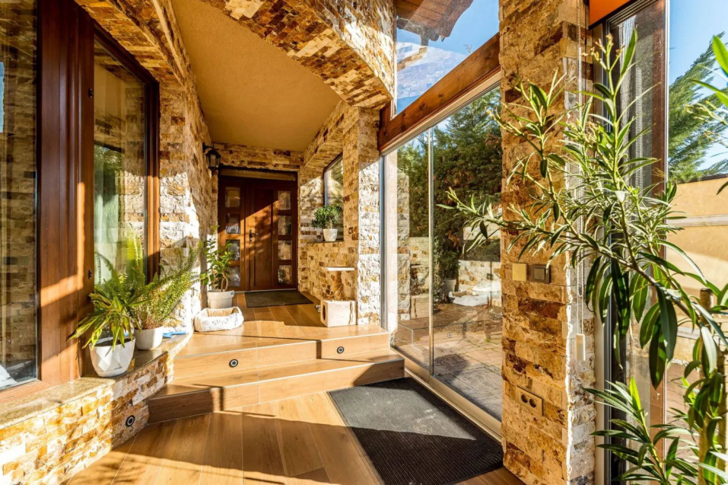 Casă smart, independentă energetic | teren 720 mp | 5 camere - Casă autonomă energetic în Aradul Nou: 4 dormitoare, fotovoltaice 13 kW, pompă de căldură apă–apă, control total de la distanță. Dacă îți dorești o locuință care să fie eficientă, predictibilă la costuri și cu nivel ridicat de automatizare, această proprietate e construită exact pe ideea de „consum minim, confort maxim”. Se vinde mobilată și utilată, gata de utilizare imediată. Detalii: Teren: 720 mp Configurație: 4 dormitoare, 3 băi, 2 dressingur Parter: living + dining + bucătărie, baie cu duș, birou/dormitor oaspeți, terasă secundară Mansardă: matrimonial cu baie+dressing, 2 dormitoare, baie, dressing separat Confort & siguranță: termostat individual/cameră + senzori incendiu Sistem energetic & climatizare: încălzire/răcire în pardoseală pompă de căldură apă–apă conectată la foraj hidrogeologic sistem fotovoltaic 13 kW casă SMART: securitate wireless, supraveghere video, video-interfon + control electrocasnice Exterior complet amenajat: garaj 2 mașini automatizat, BBQ, jacuzzi 5 persoane, terasă 40 mp închisă cu sticlă securizată glisantă + bucătărie exterioară cu granit; în spate: magazie, padoc câini, pomi fructiferi. 💶 Preț listare: 349.000 EUR | 🚫 Comision 0% ✅ Posibilitate achiziție în tranșe Contactează-mă și îți trimit fișa completă + programăm vizionarea — proprietățile cu autonomie energetică reală și dotări premium sunt rare. 📞 Pentru detalii sau programarea unei vizionări: Mihai Molnar – 0761 899 230 (telefon / WhatsApp) 💳 Dacă ai nevoie de finanțare, îți pot obține gratuit oferte de la 16 bănci. 🏡 Ai o proprietate de vânzare în Arad? Îți ofer o evaluare gratuită, fără obligații. 🏢 ACASĂ | Agenție imobiliară Arad Bulevardul Decebal 2, Arad 310133 }}