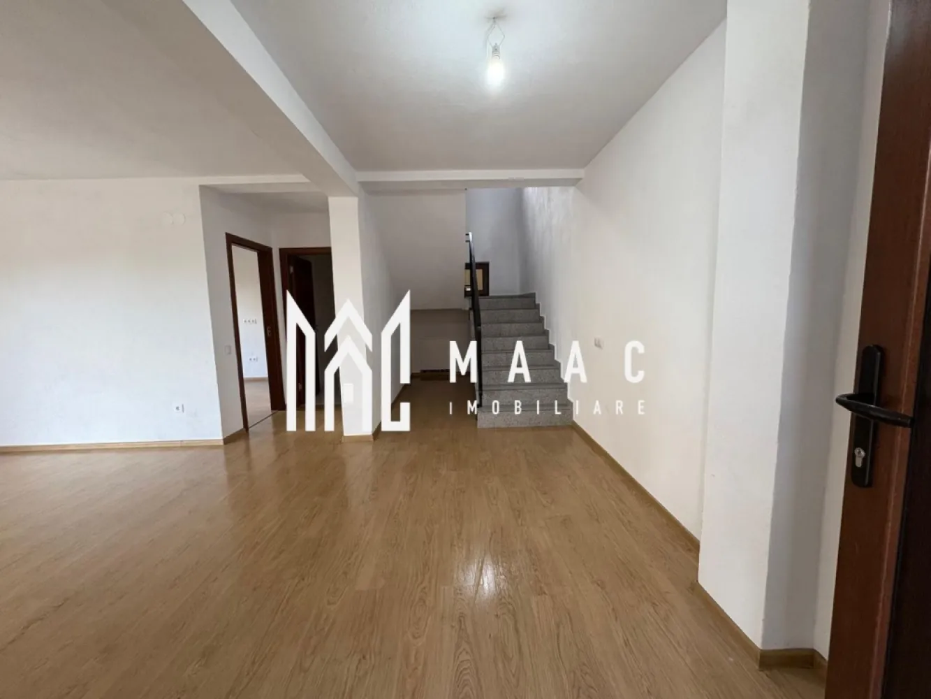 Duplex 3 camere I 2 bai I Balcon I Parcare I Zona Turnisor - MAAC imobiliare va propune spre vanzare un Duplex situat in zona Zavoi-Turnisor. Locuinta cuprinde: la parter-living, bucatarie inchisa, baie cu geam de aerisire , casa scarii; la etaj-2 dormitoare, baie cu geam, acces la pod, balcon spre care au acces ambele dormitoare. Placa de beton intre ambele nivele dar si spre pod. Incalzirea se face cu centrala pe gaz (parter-incalzire in pardoseala; etaj- calorifere). Acces auto. Curtea se preda pavata. Pentru mai multe detalii precizati telefonic ca ati vazut anuntul cu ID:CP2840093 }}