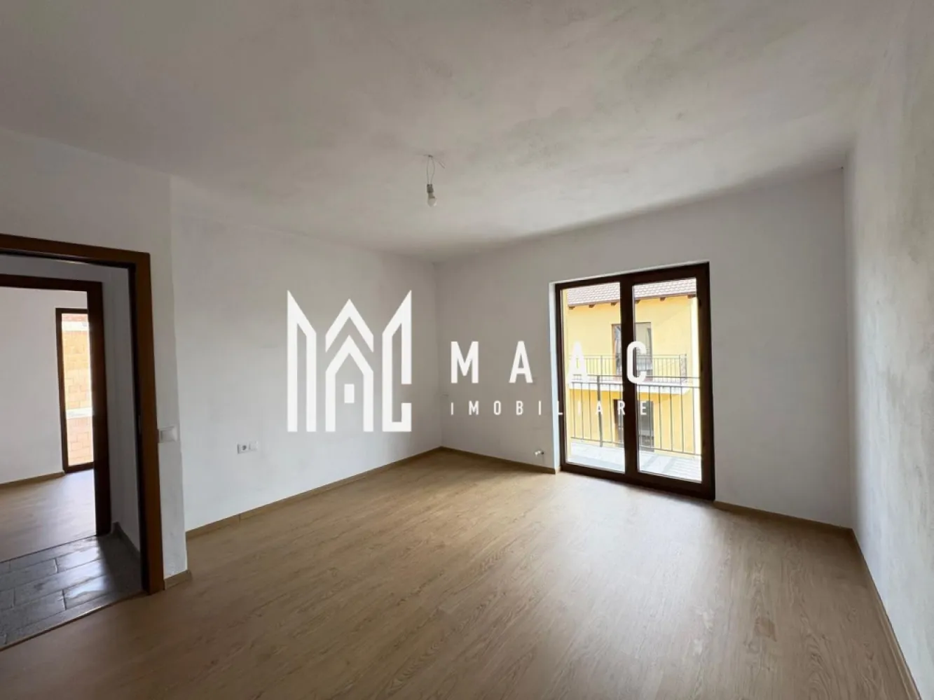 Duplex 3 camere I 2 bai I Balcon I Parcare I Zona Turnisor - MAAC imobiliare va propune spre vanzare un Duplex situat in zona Zavoi-Turnisor. Locuinta cuprinde: la parter-living, bucatarie inchisa, baie cu geam de aerisire , casa scarii; la etaj-2 dormitoare, baie cu geam, acces la pod, balcon spre care au acces ambele dormitoare. Placa de beton intre ambele nivele dar si spre pod. Incalzirea se face cu centrala pe gaz (parter-incalzire in pardoseala; etaj- calorifere). Acces auto. Curtea se preda pavata. Pentru mai multe detalii precizati telefonic ca ati vazut anuntul cu ID:CP2840093 }}