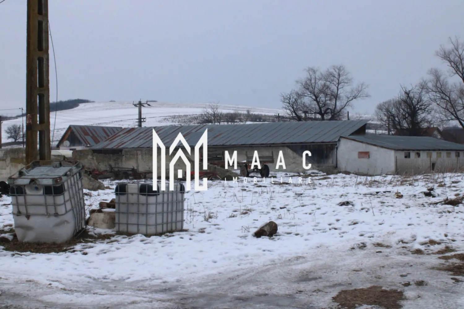 Teren 8000 mp I Intravilan I Utilitati- Vurpar - Se oferă spre vânzare un teren agricol de 8000 metri pătrați situat la intrarea în localitatea Vurpar. Această proprietate include și trei construcții care, deși sunt erodate de timp, au mare potențial de renovare (cca 530mp + 108 mp fanare + 90mp siloz). Detalii despre proprietate: - Teren agricol ideal pentru diverse activități agricole - Trei construcții din care proprietarul are 30% din fiecare ce pot fi renovate pentru a fi utilizate ca depozite, spații comerciale,etc - Acces facil la drum principal Beneficii: - Locație strategică, la intrarea în Vurpar - Potențial ridicat pentru dezvoltare agricolă sau alte activități - Oportunitate excelentă pentru investitori - Curent trifazic, apa, canalizare Nu ratați ocazia de a investi în această proprietate cu un potențial fantastic! Pentru mai multe detalii sau pentru a programa o vizionare, nu ezitați să ne contactați Pentru mai multe detalii precizati telefonic ca ati vazut anuntul cu ID CP2887007. }}