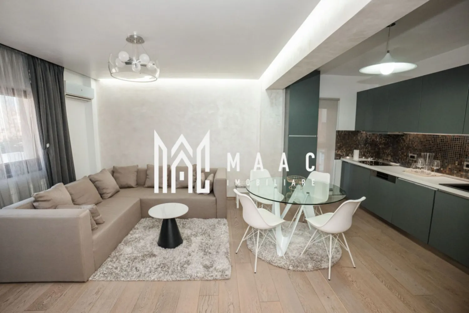 Apartament 2 camere Blevard | Etaj 1 - Apartament 2 camere | Prima închiriere | Modern | Parcare inclusă | Bd. Dem Rădulescu ID anunț: CP2948499 Locație: Bulevardul Dem Rădulescu Etaj: 1 Loc de parcare exterior inclus MAAC Imobiliare vă propune spre închiriere un apartament deosebit cu 2 camere, situat la etajul 1, într-o zonă foarte apreciată a orașului – Bulevardul Dem Rădulescu. Prima închiriere! Apartamentul tocmai a fost renovat complet și amenajat cu mult bun gust, folosind doar materiale și finisaje de calitate superioară. Compartimentare: Living generos cu bucătărie open space Dormitor luminos Baie modernă Terasă superbă, cu vedere directă spre bulevard Dotări și beneficii: ✔ Mobilier premium ✔ Bucătărie realizată pe comandă ✔ Dressinguri și multiple spații de depozitare ✔ Vopsea decorativă ✔ Centrală termică proprie ✔ Aer condiționat ✔ Loc de parcare exterior inclus Apartamentul impresionează prin designul modern, luminozitate și atenția la detalii. Este ideal pentru o persoană sau un cuplu care își dorește confort, stil și o locație excelentă. Proprietarul nu dorește chiriași cu copii sau animale de companie. Pentru mai multe detalii sau pentru programarea unei vizionări, vă rugăm să contactați MAAC Imobiliare. }}